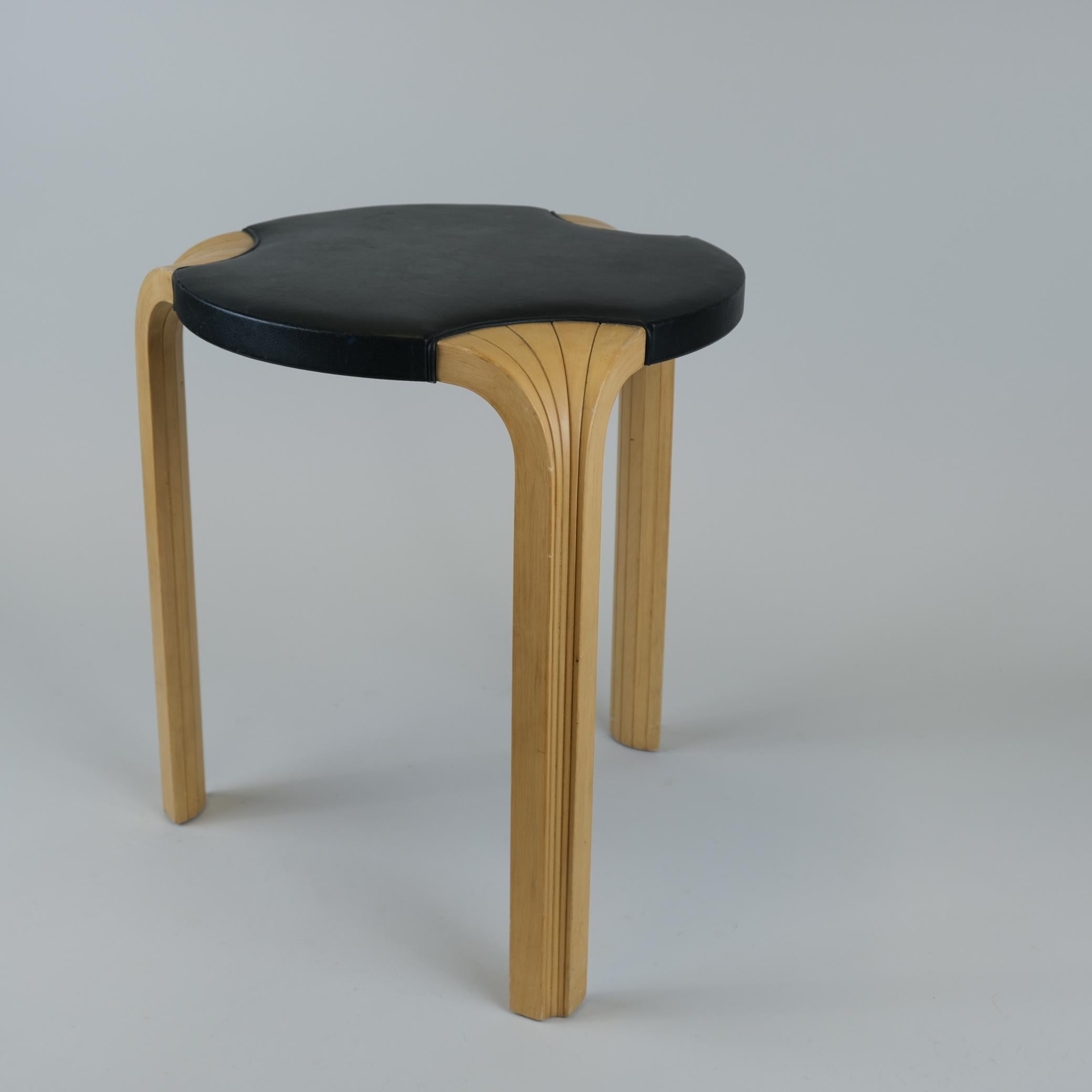 Un hermoso taburete modelo X600 diseñado por Alvar Aalto para Artek en la década de 1960 en Finlandia. Aunque sencillo, este taburete es de gran calidad y está cuidado al detalle. La pata en X, menos habitual, con acolchado de cuero, aporta una