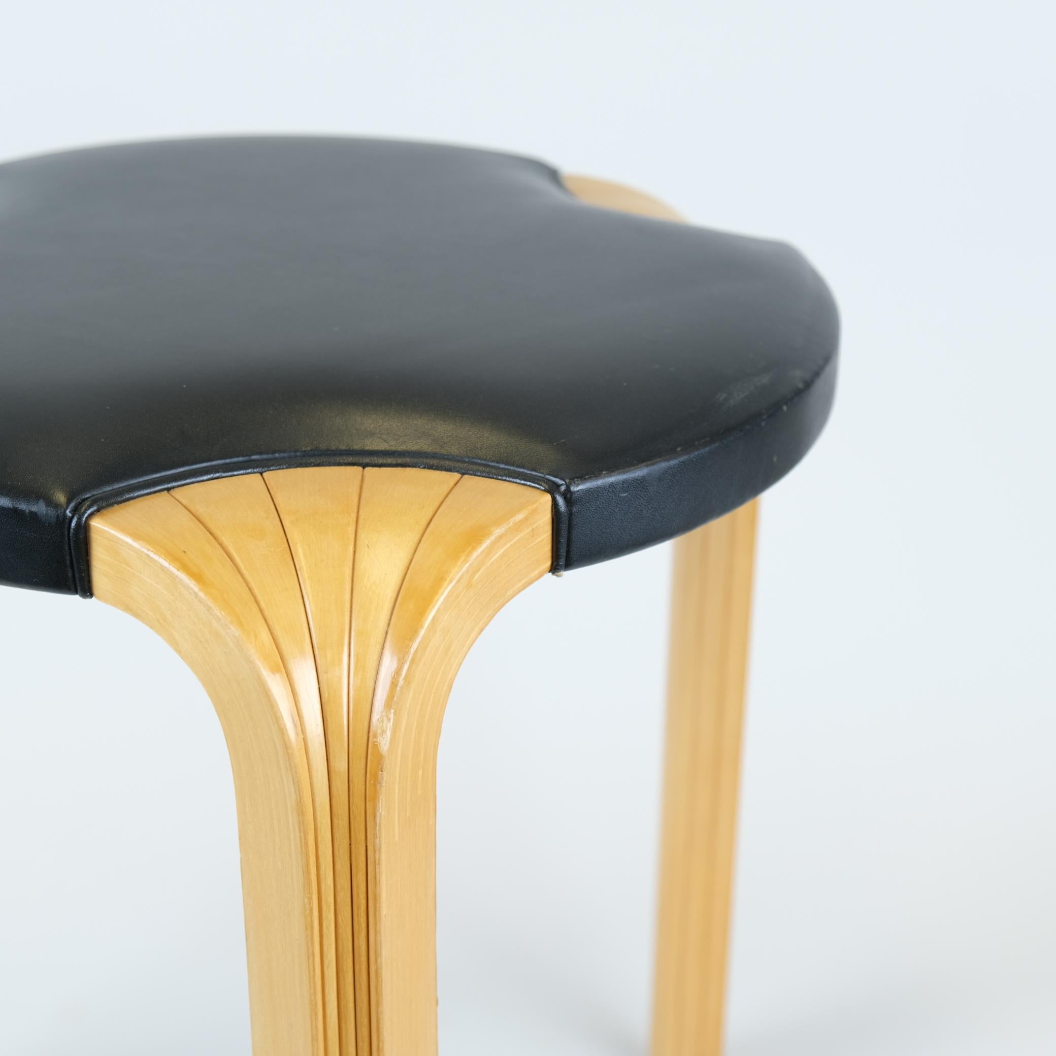Finlandese Sgabello X600 di Alvar Aalto in betulla e pelle nera originale, Artek, anni '60 in vendita