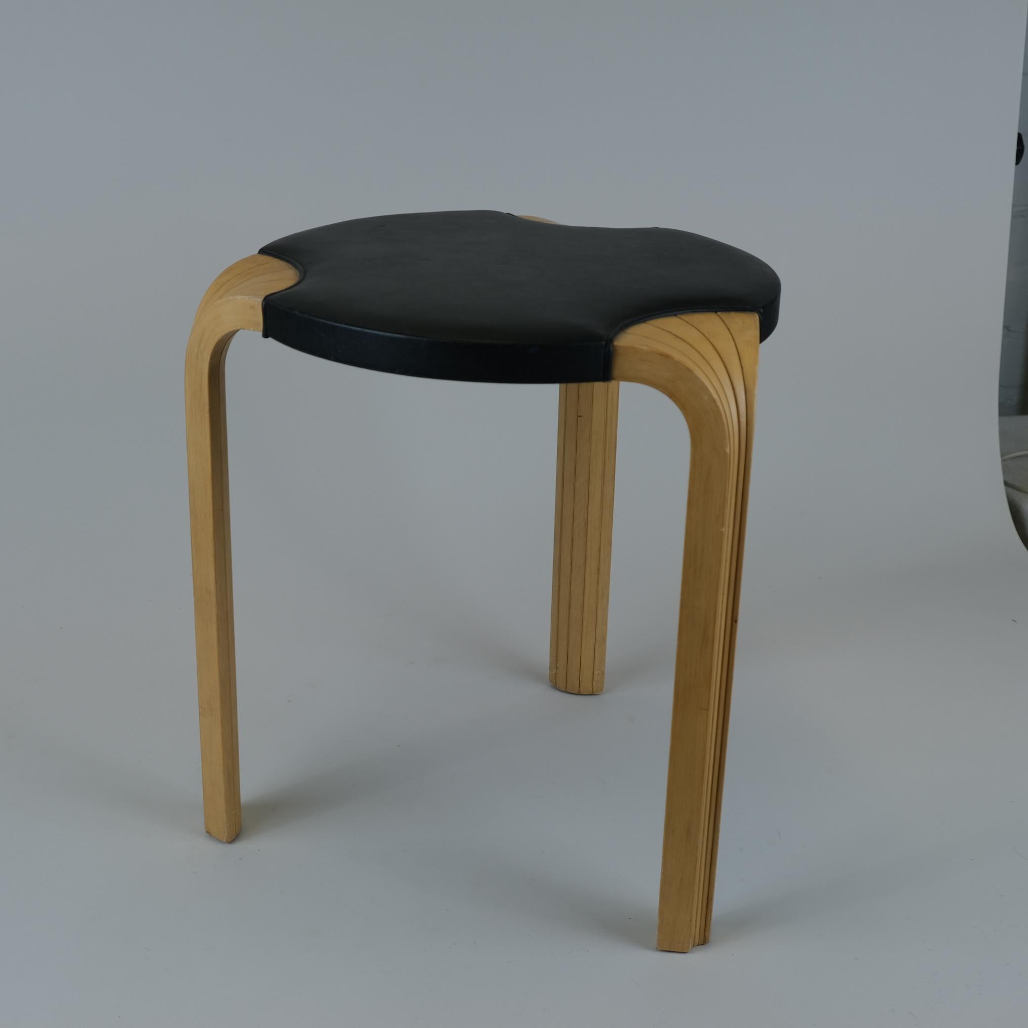 Alvar Aalto Taburete X600 en abedul y cuero negro original, Artek, años 60 Escandinavo moderno en venta