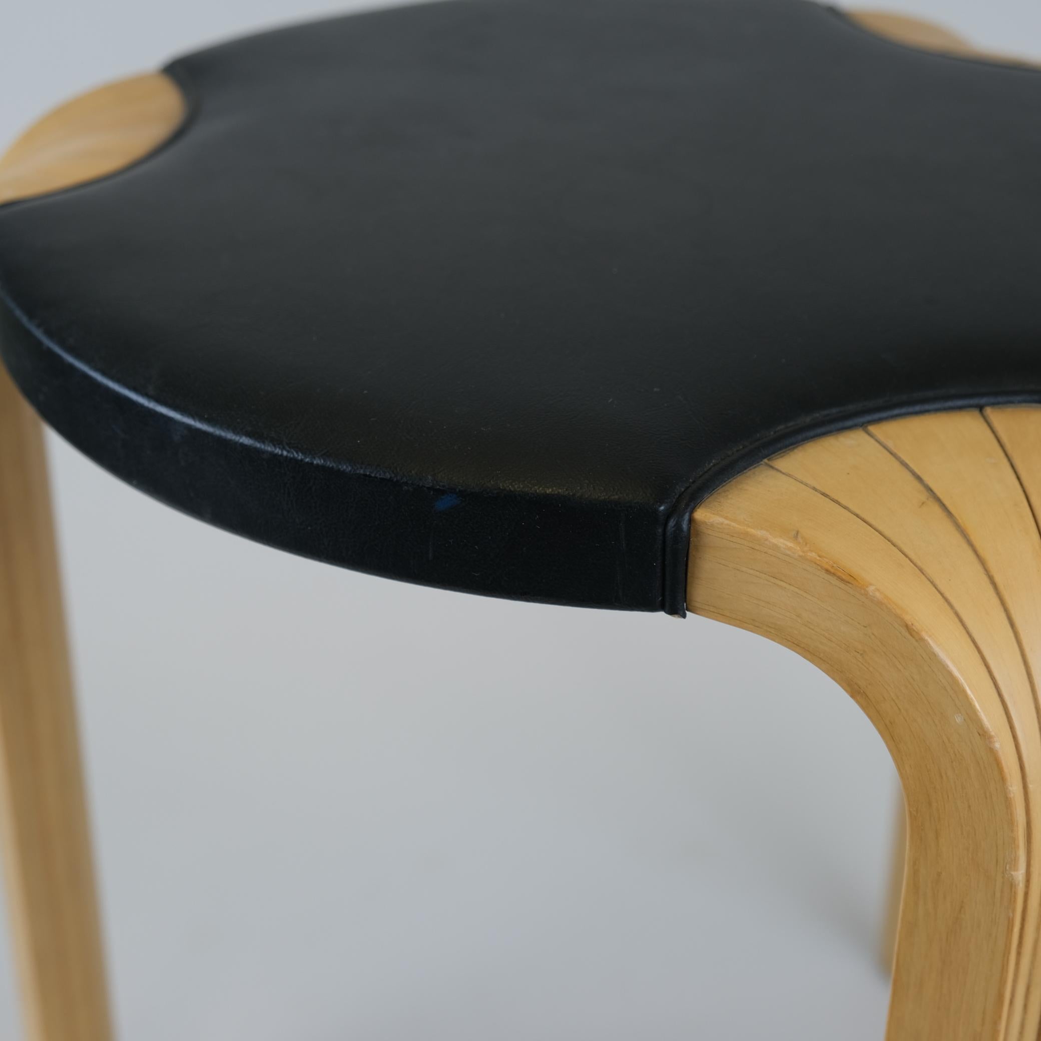 Alvar Aalto Taburete X600 en abedul y cuero negro original, Artek, años 60 Finlandés en venta