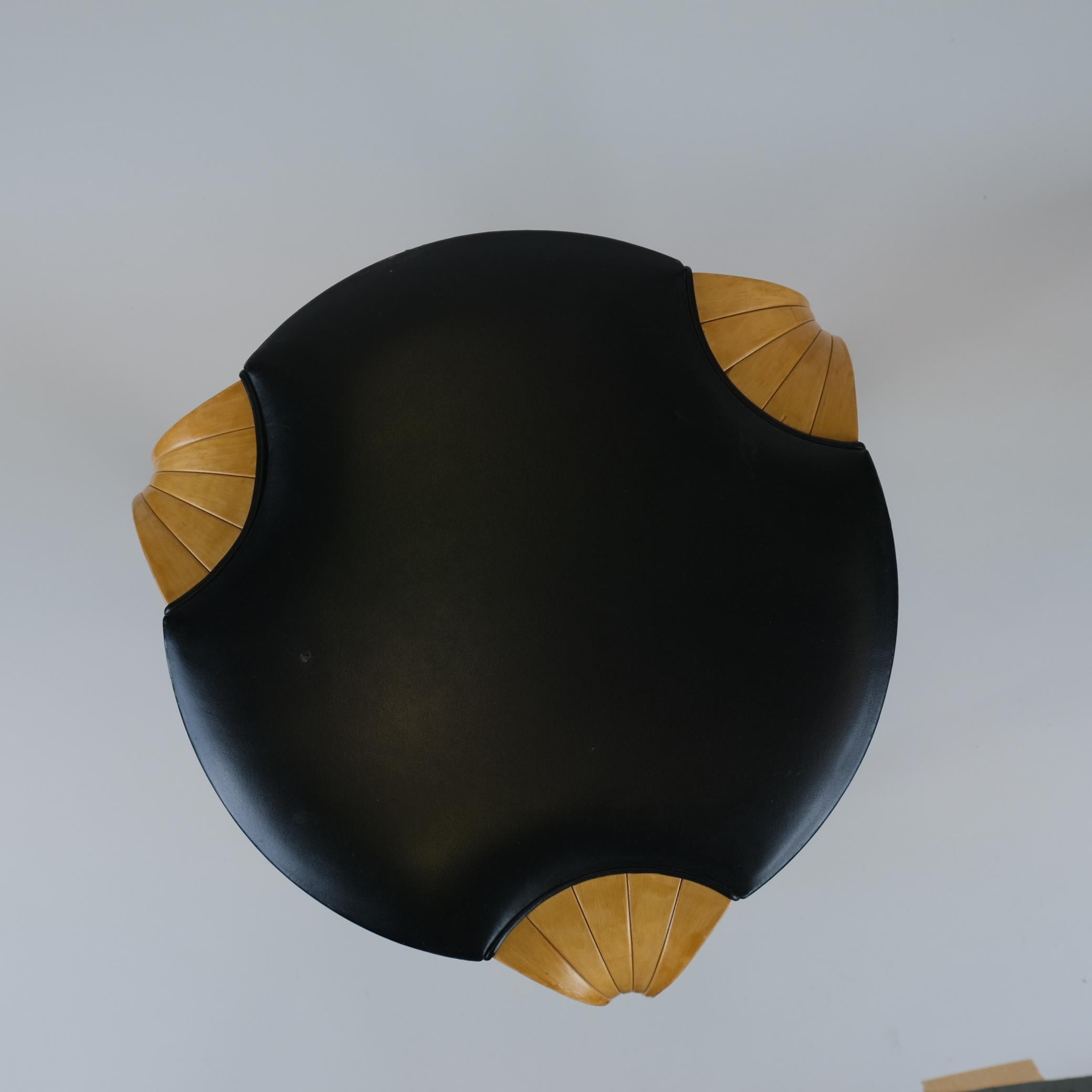 Metà XX secolo Sgabello X600 di Alvar Aalto in betulla e pelle nera originale, Artek, anni '60 in vendita