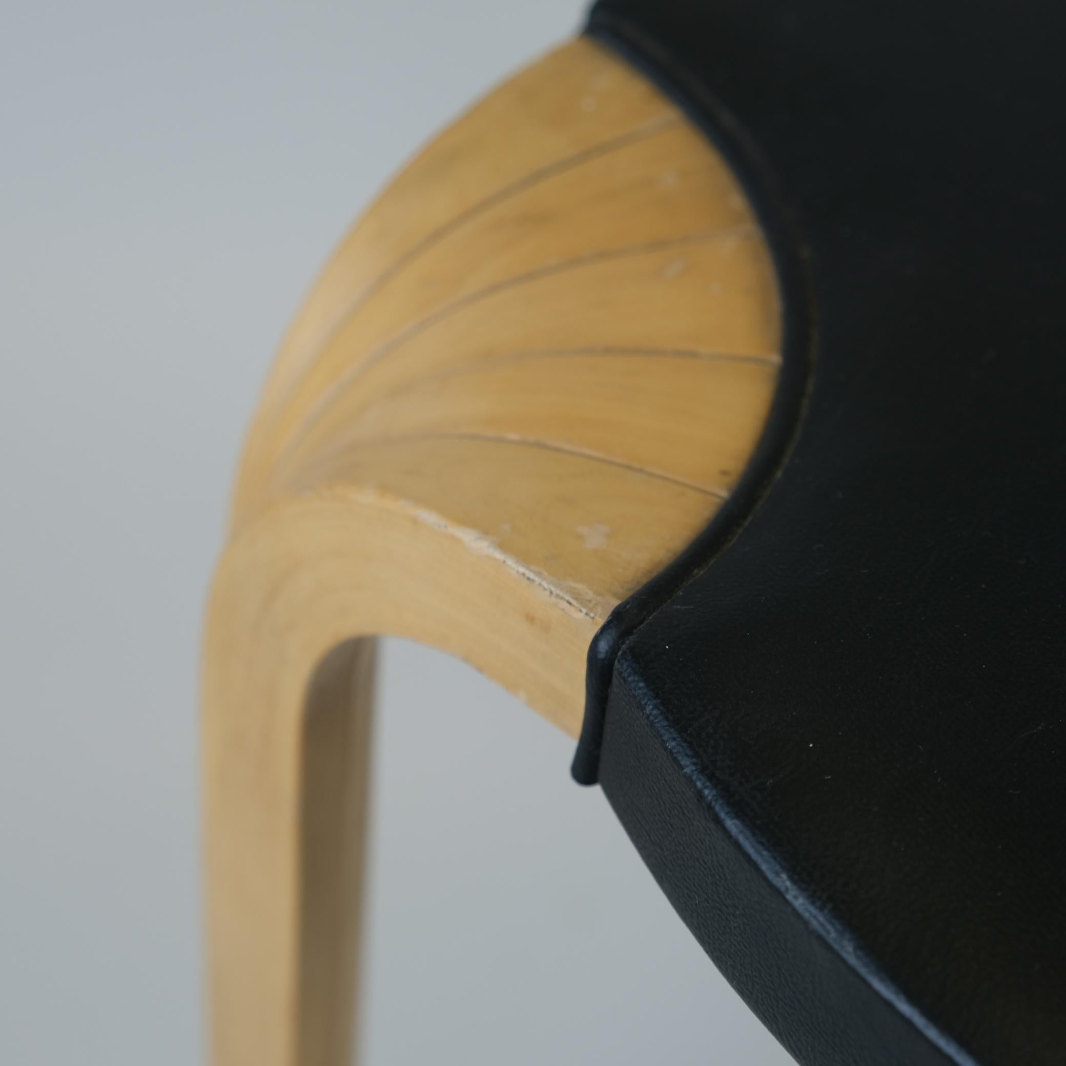 Alvar Aalto Taburete X600 en abedul y cuero negro original, Artek, años 60 en Bueno estado para la venta en Helsinki, FI