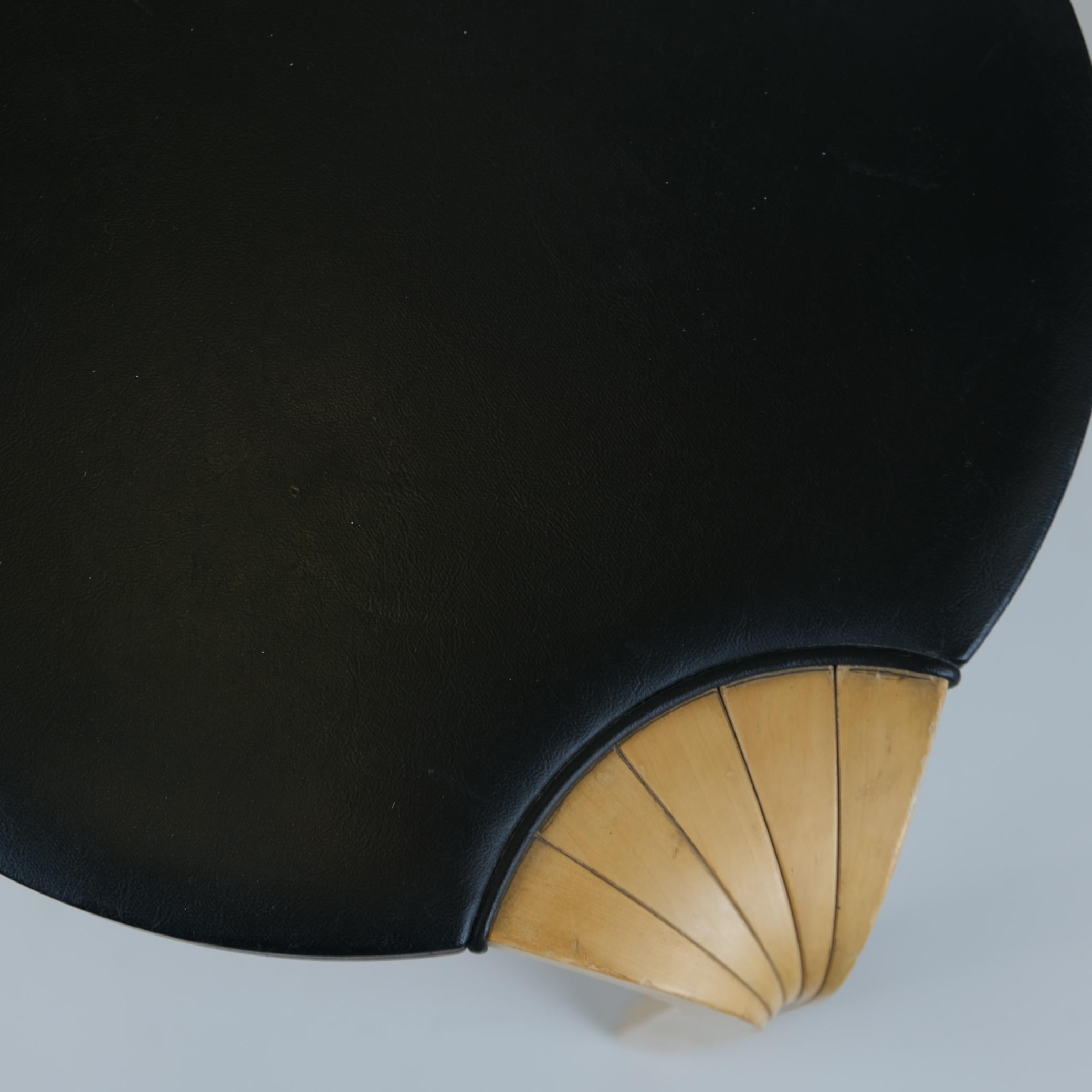 Alvar Aalto Taburete X600 en abedul y cuero negro original, Artek, años 60 Cuero en venta