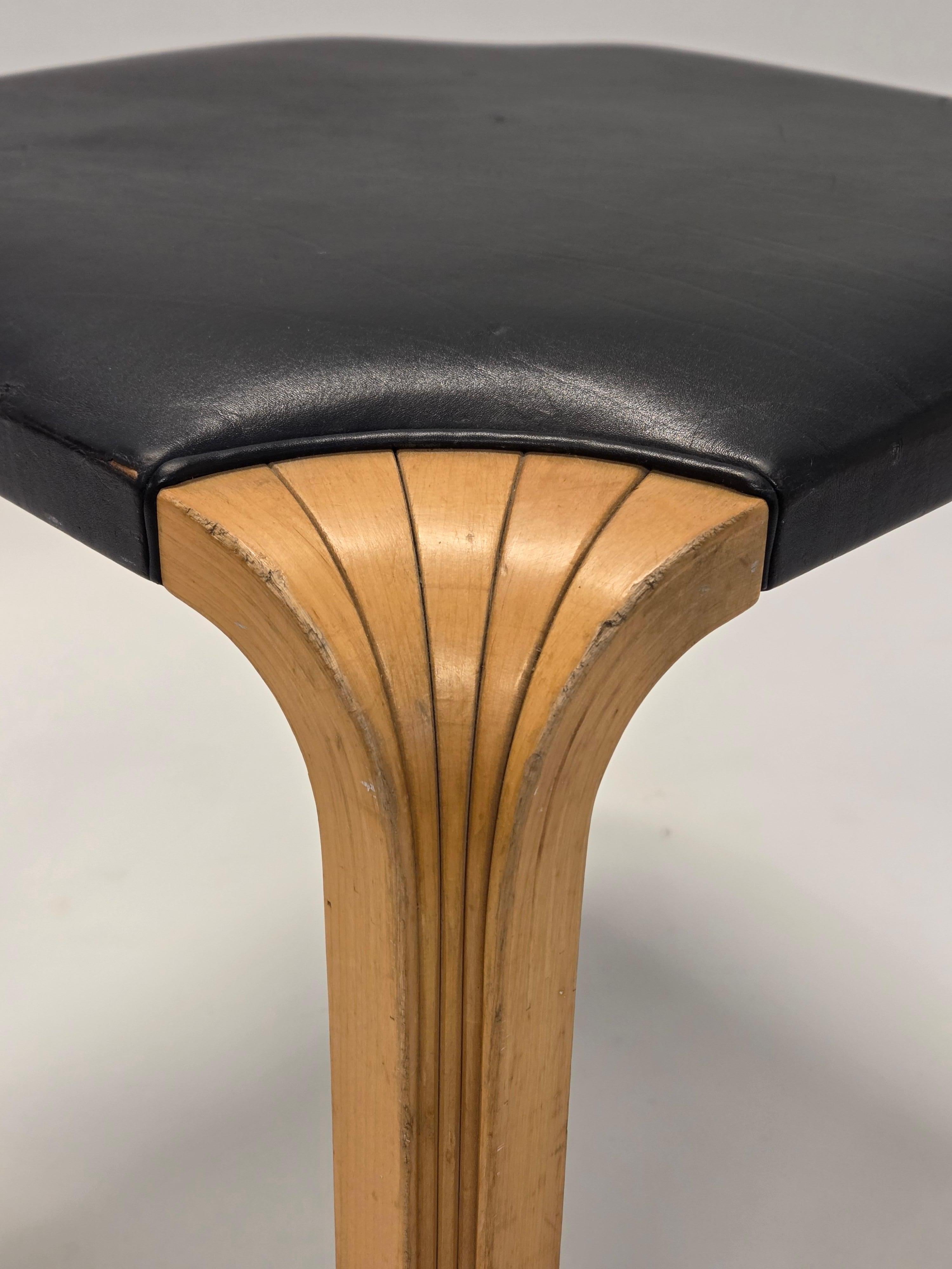 Alvar Aalto Taburete X601 Artek Escandinavo moderno