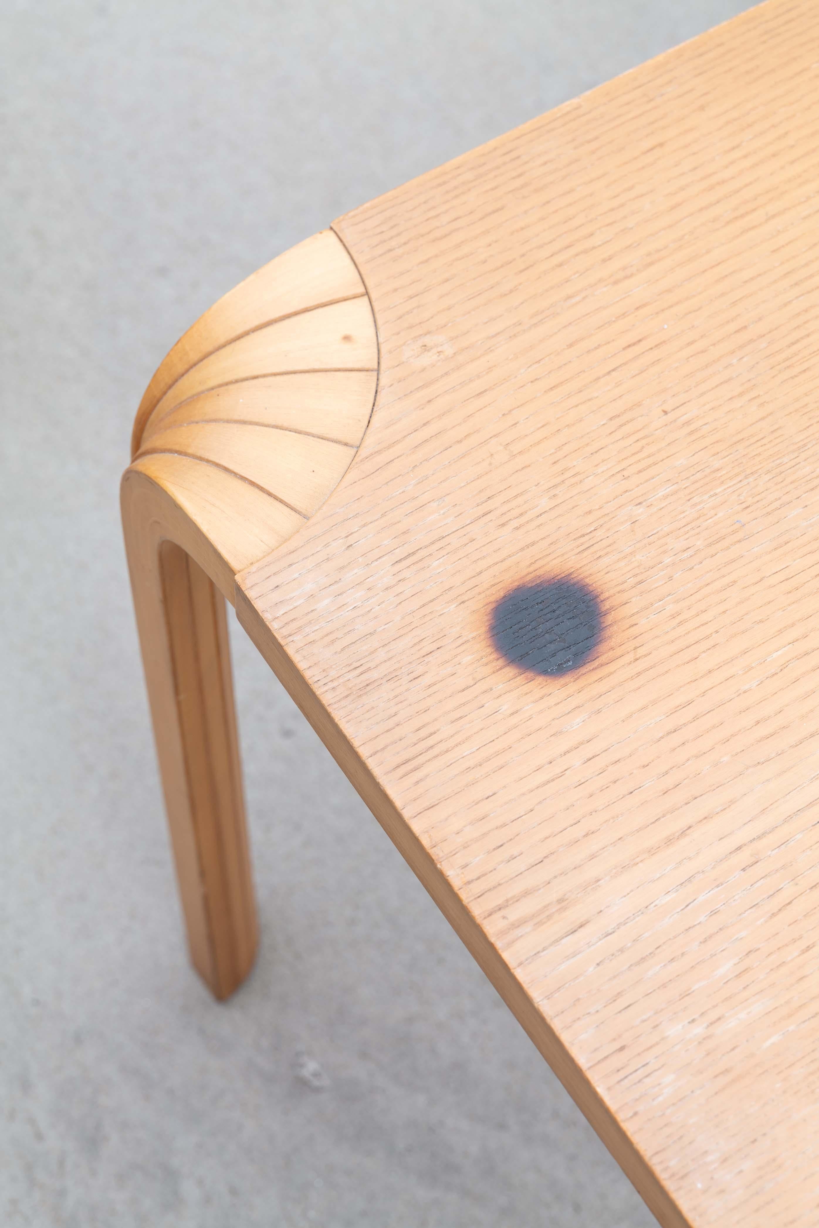 FAN LEG TABLE X601
ALVAR AALTO FOR ARTEK C.1970

“X-leg” tables by Alvar Aalto for Artek. This distinctive leg design was created by splitting the traditional L-leg joint and reconnecting the pieces into an intricate fan design comprised of five
