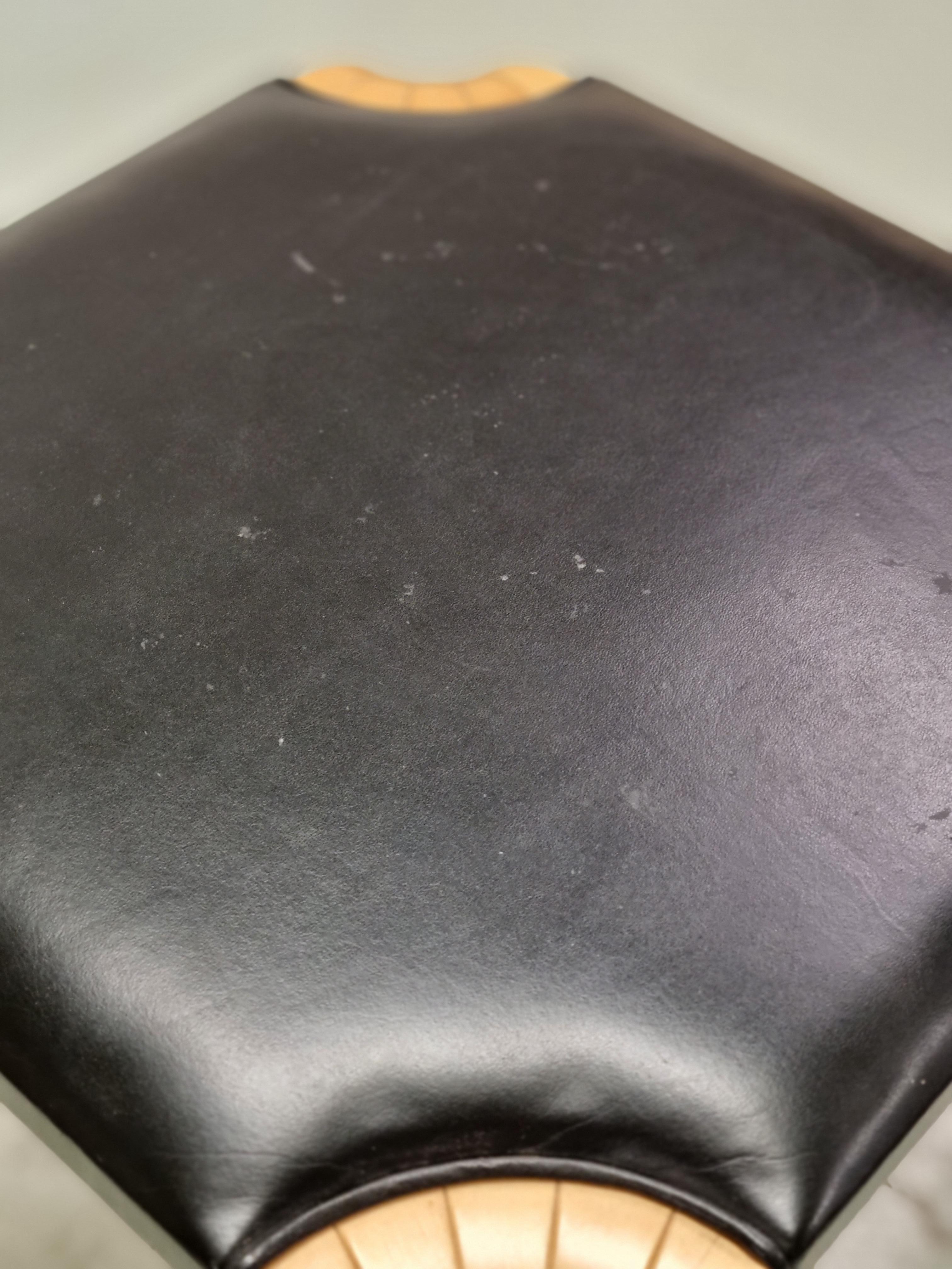 Sgabello X601 di Alvar Aalto in pelle nera e betulla, Artek, anni '60 in vendita 4