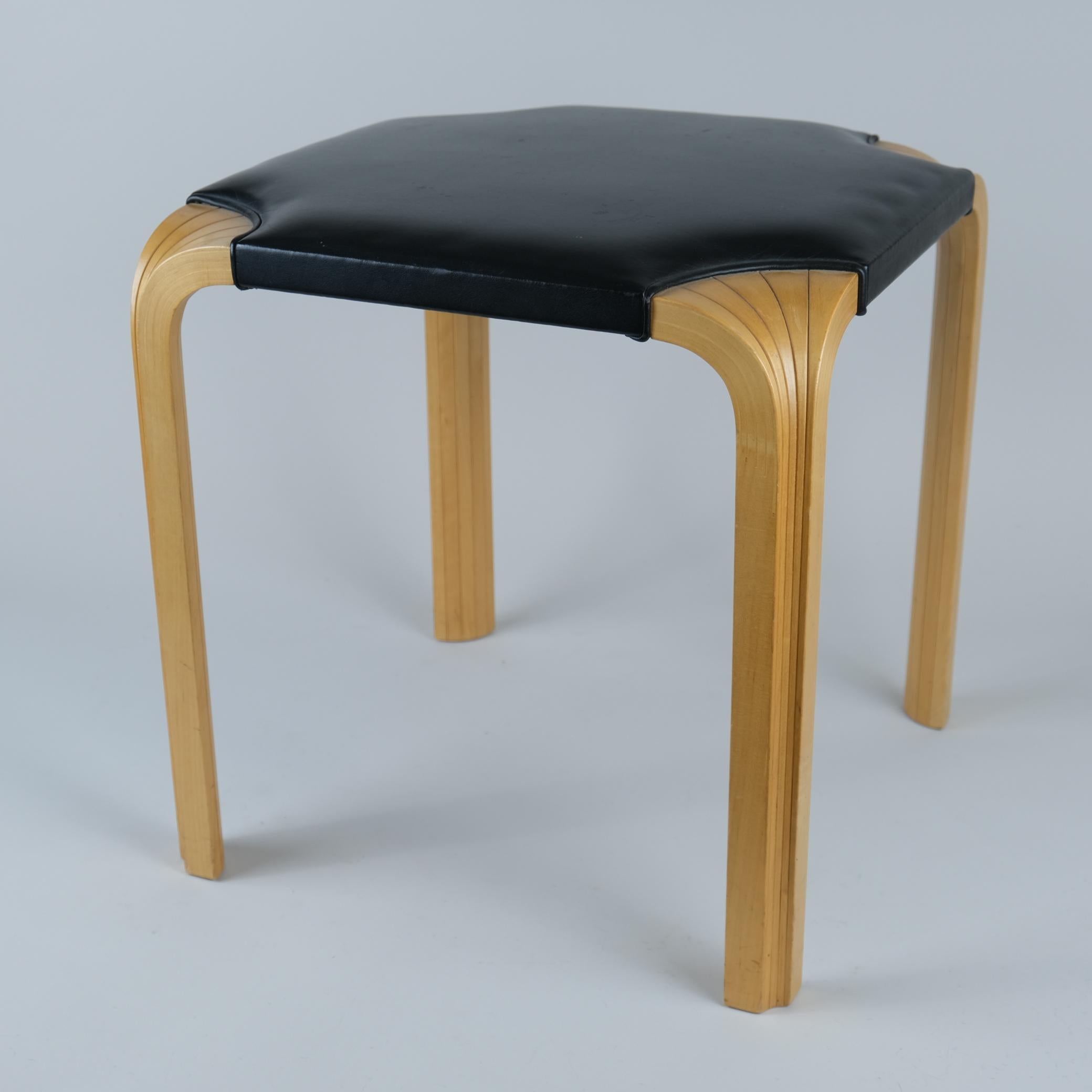 Lo sgabello modello X601 è stato progettato da Alvar Aalto per Artek negli anni Cinquanta.

Questo articolo ha gambe in betulla chiara e una superficie in pelle nera. Alcuni segni di usura e di utilizzo sulla superficie del piano in pelle, normali