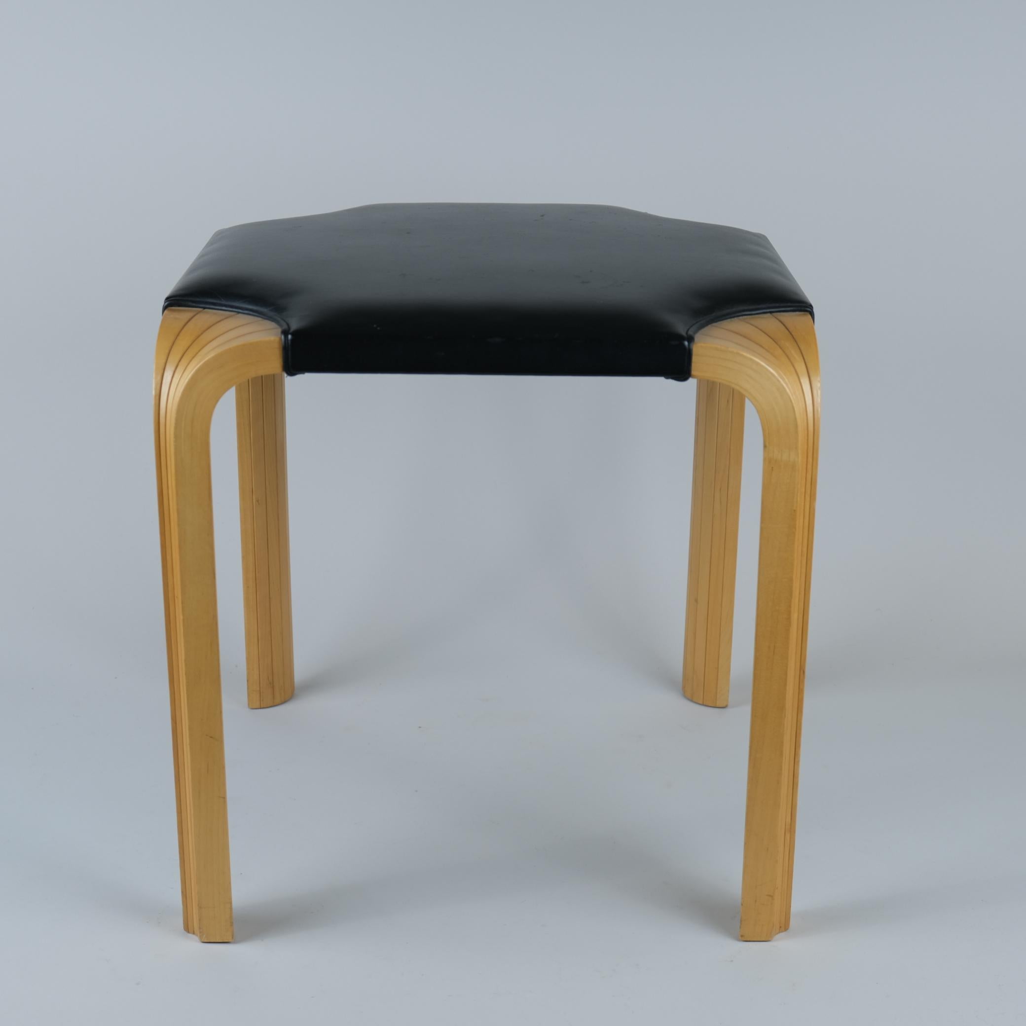 Scandinavo moderno Sgabello X601 di Alvar Aalto in pelle nera e betulla, Artek, anni '60 in vendita