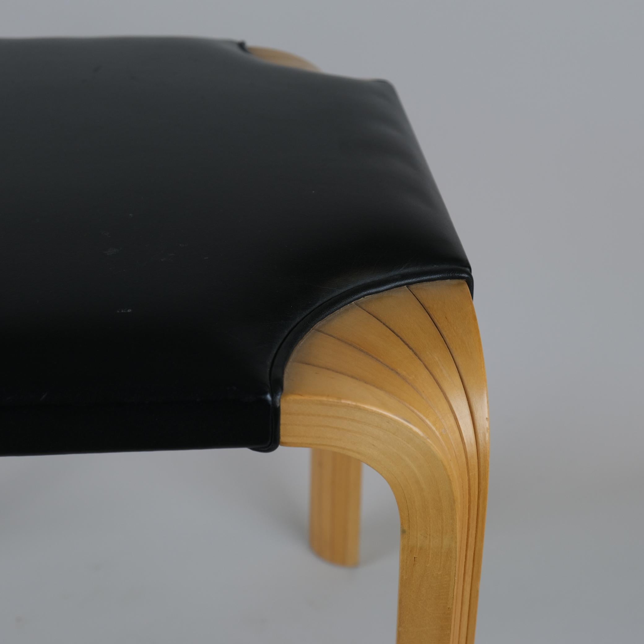 Finlandese Sgabello X601 di Alvar Aalto in pelle nera e betulla, Artek, anni '60 in vendita