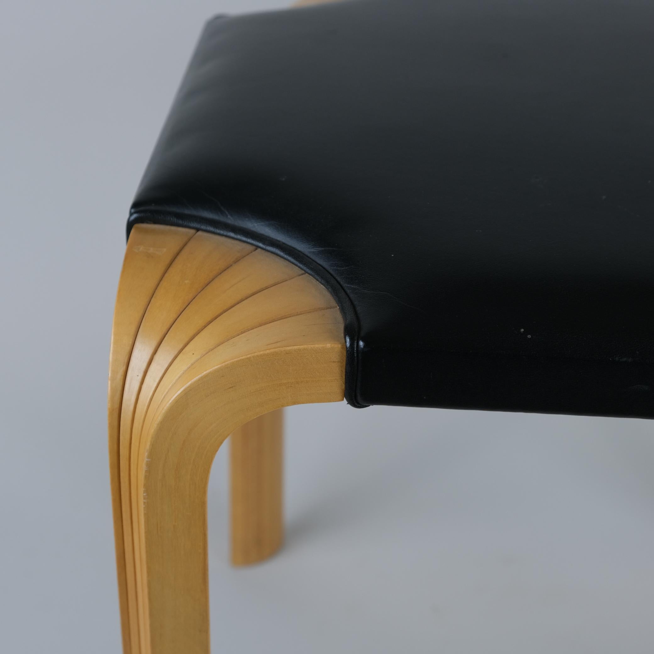 Sgabello X601 di Alvar Aalto in pelle nera e betulla, Artek, anni '60 In condizioni buone in vendita a Helsinki, FI