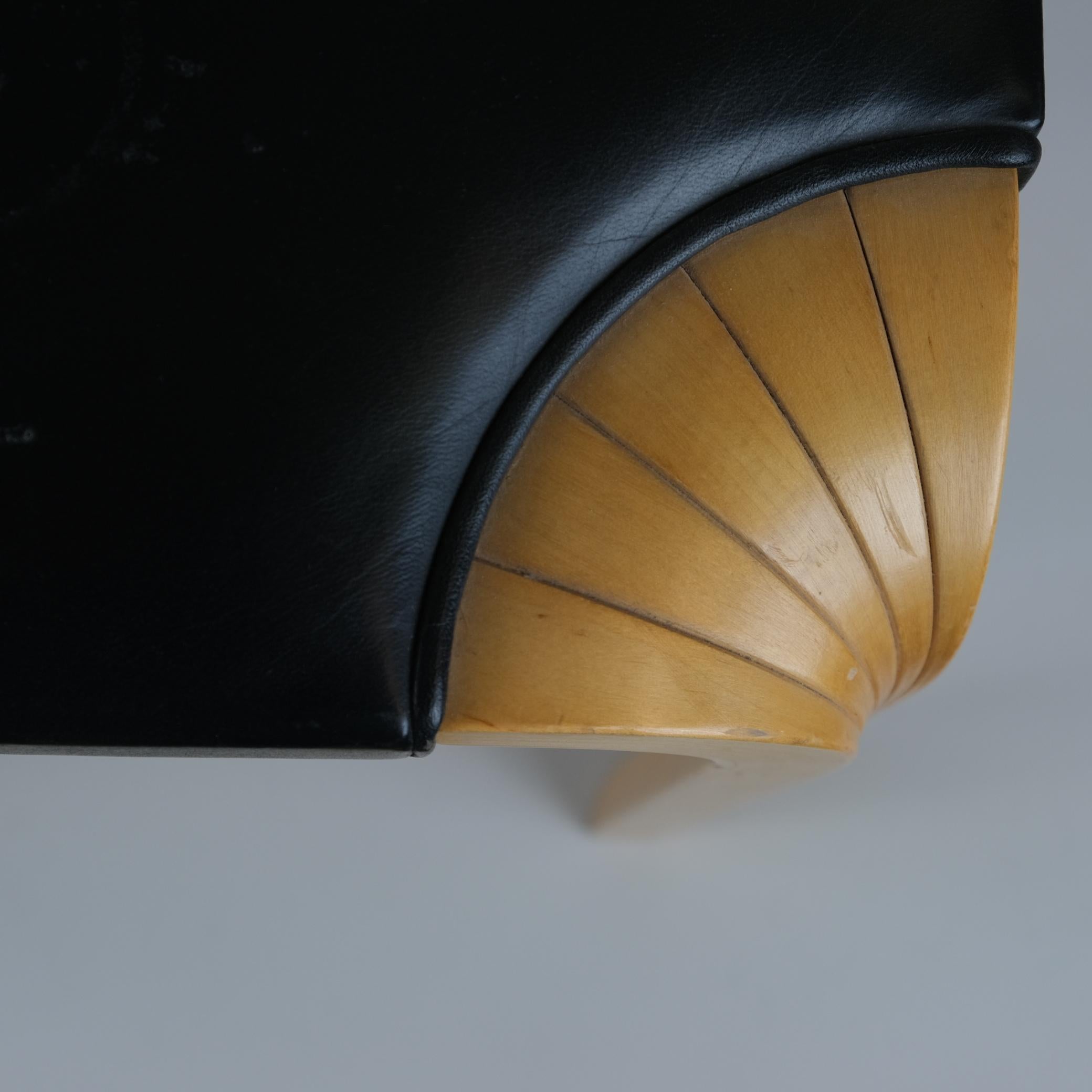 Metà XX secolo Sgabello X601 di Alvar Aalto in pelle nera e betulla, Artek, anni '60 in vendita