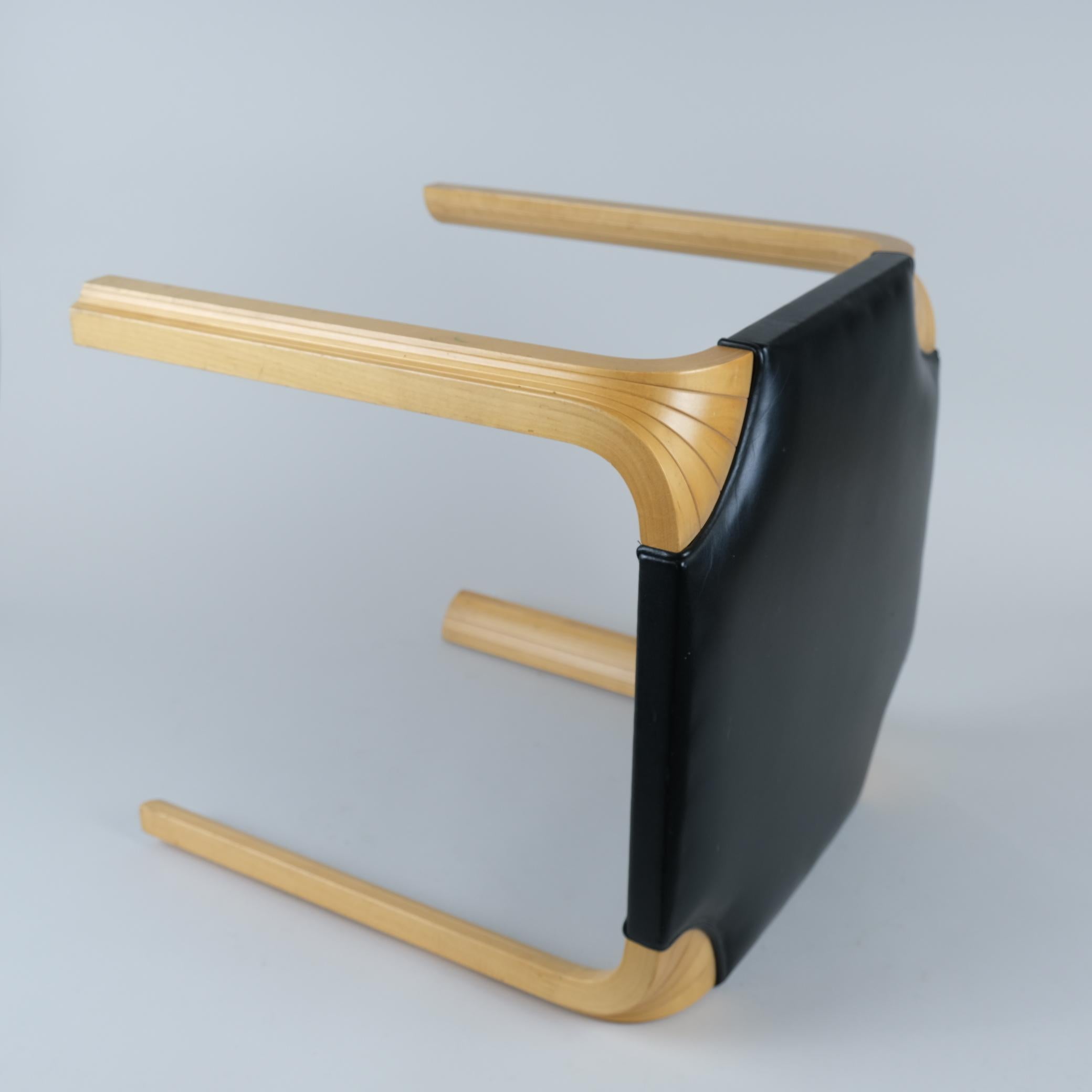 Pelle Sgabello X601 di Alvar Aalto in pelle nera e betulla, Artek, anni '60 in vendita