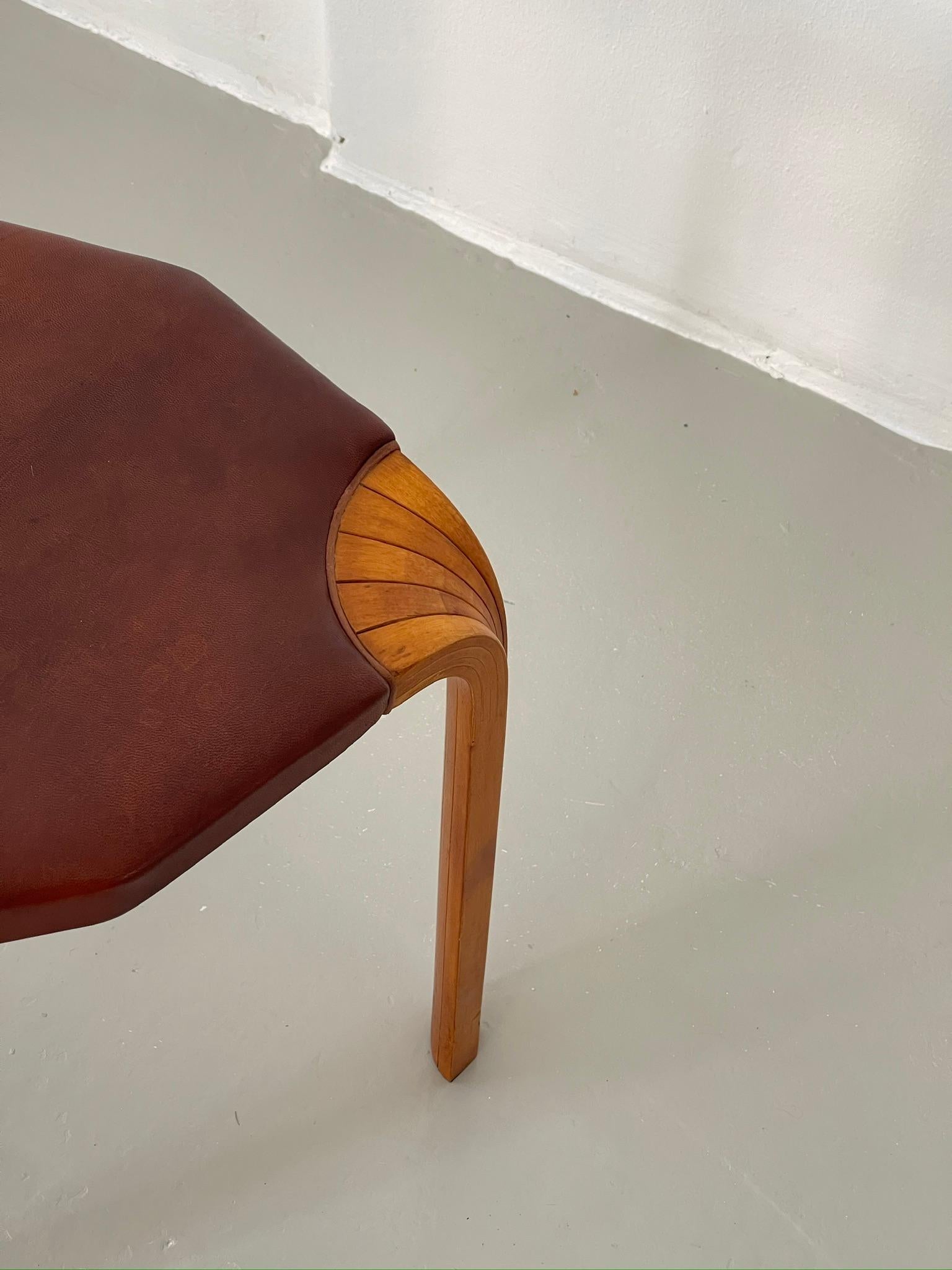 Taburete Alvar Aalto X602 de los años 50, de abedul patinado y cuero Níger. Por Artek en venta 3