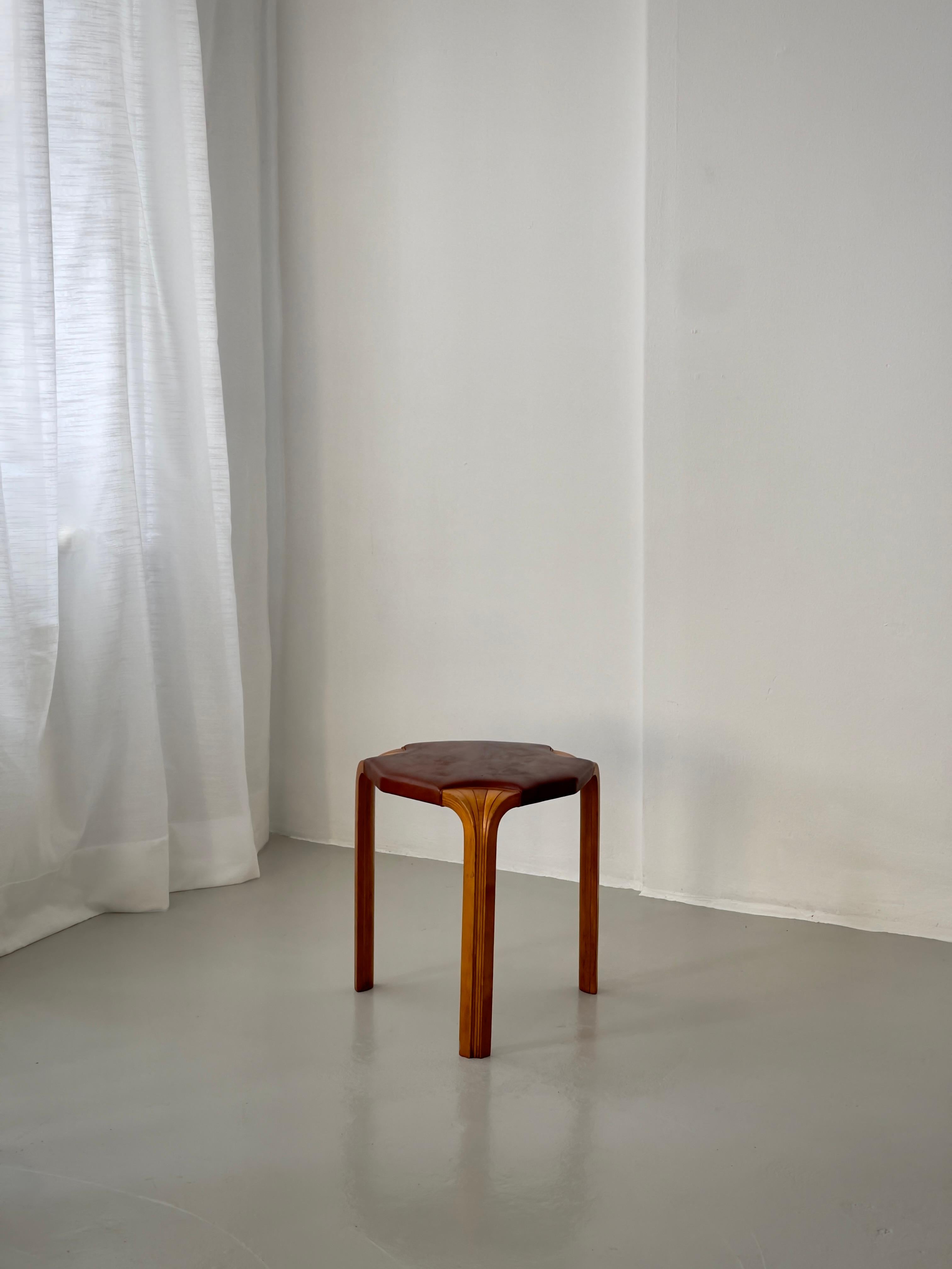 Taburete Alvar Aalto X602 de los años 50, de abedul patinado y cuero Níger. Por Artek en venta 4