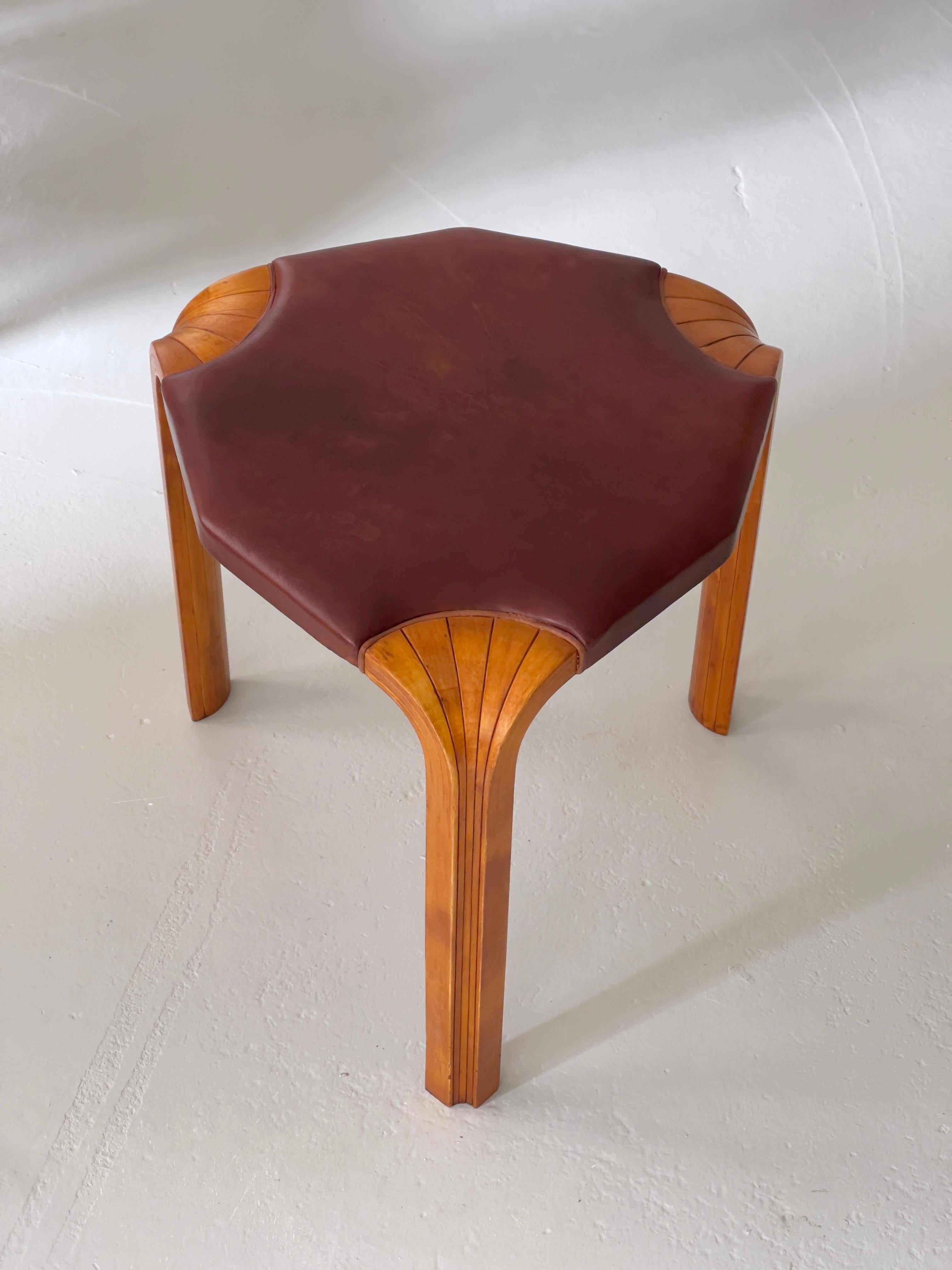 Presentamos el taburete Alvar Aalto modelo X602 en un rico abedul patinado tapizado en piel de cabra Níger marrón de primera calidad. Producido por Artek a finales de los años 50. 

El taburete Alvar Aalto, modelo X602, tiene unas características