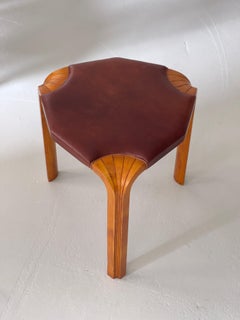 Alvar Aalto Hocker X602 aus den 1950er Jahren aus patinierter Birke und Nigerleder. Von Artek