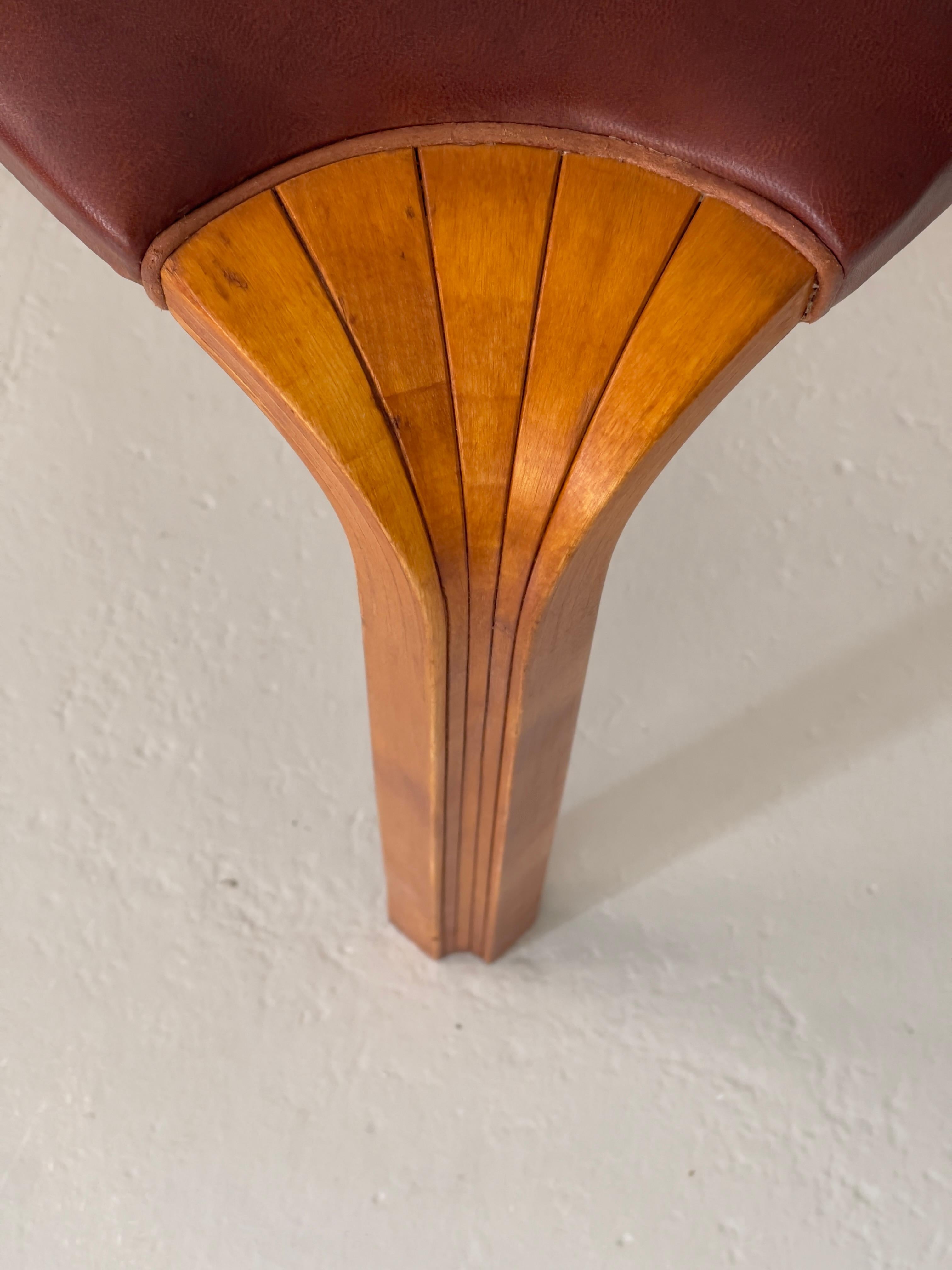 Taburete Alvar Aalto X602 de los años 50, de abedul patinado y cuero Níger. Por Artek Escandinavo moderno en venta