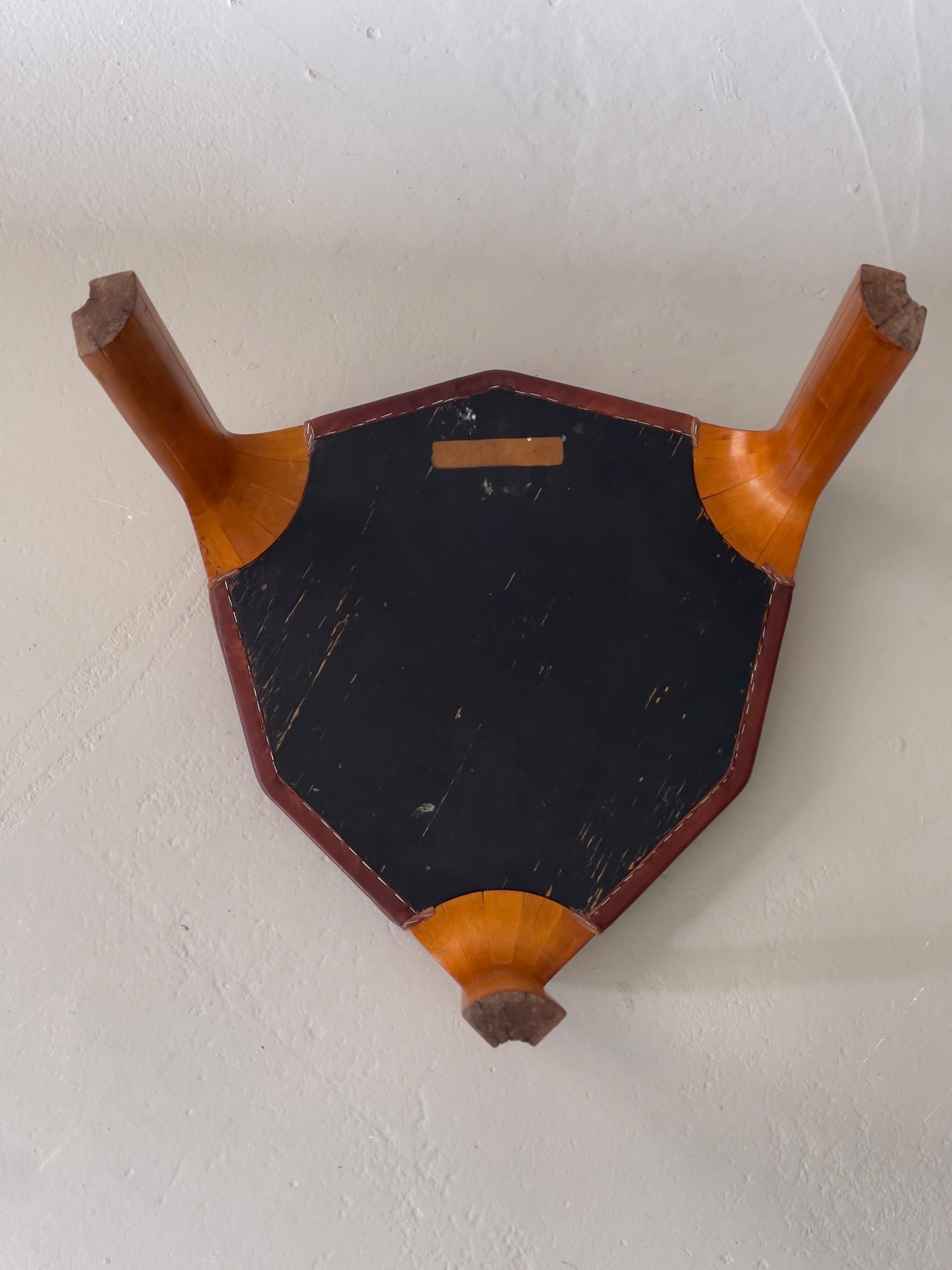 Taburete Alvar Aalto X602 de los años 50, de abedul patinado y cuero Níger. Por Artek mediados del siglo XX en venta