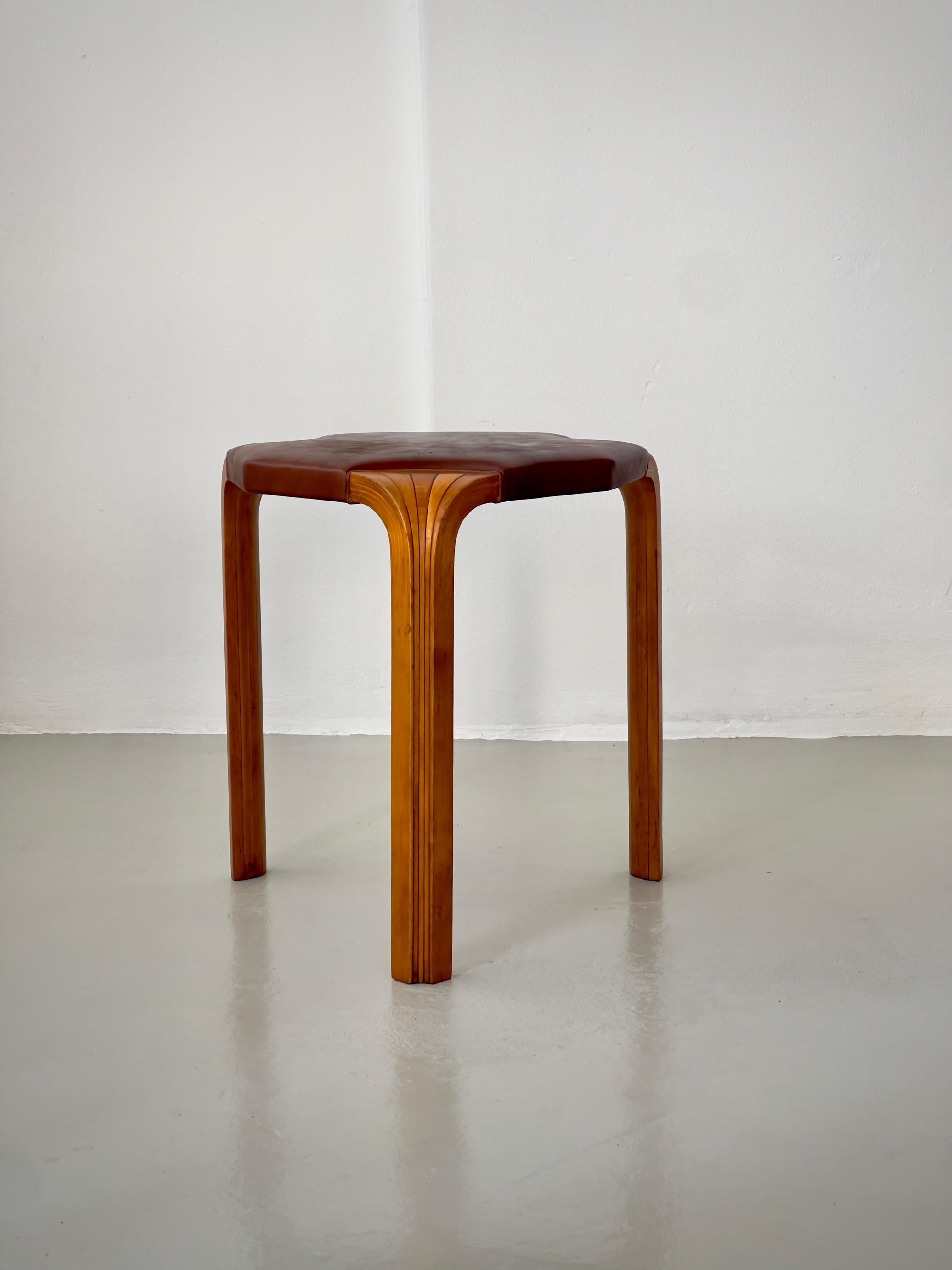 Taburete Alvar Aalto X602 de los años 50, de abedul patinado y cuero Níger. Por Artek Finlandés en venta