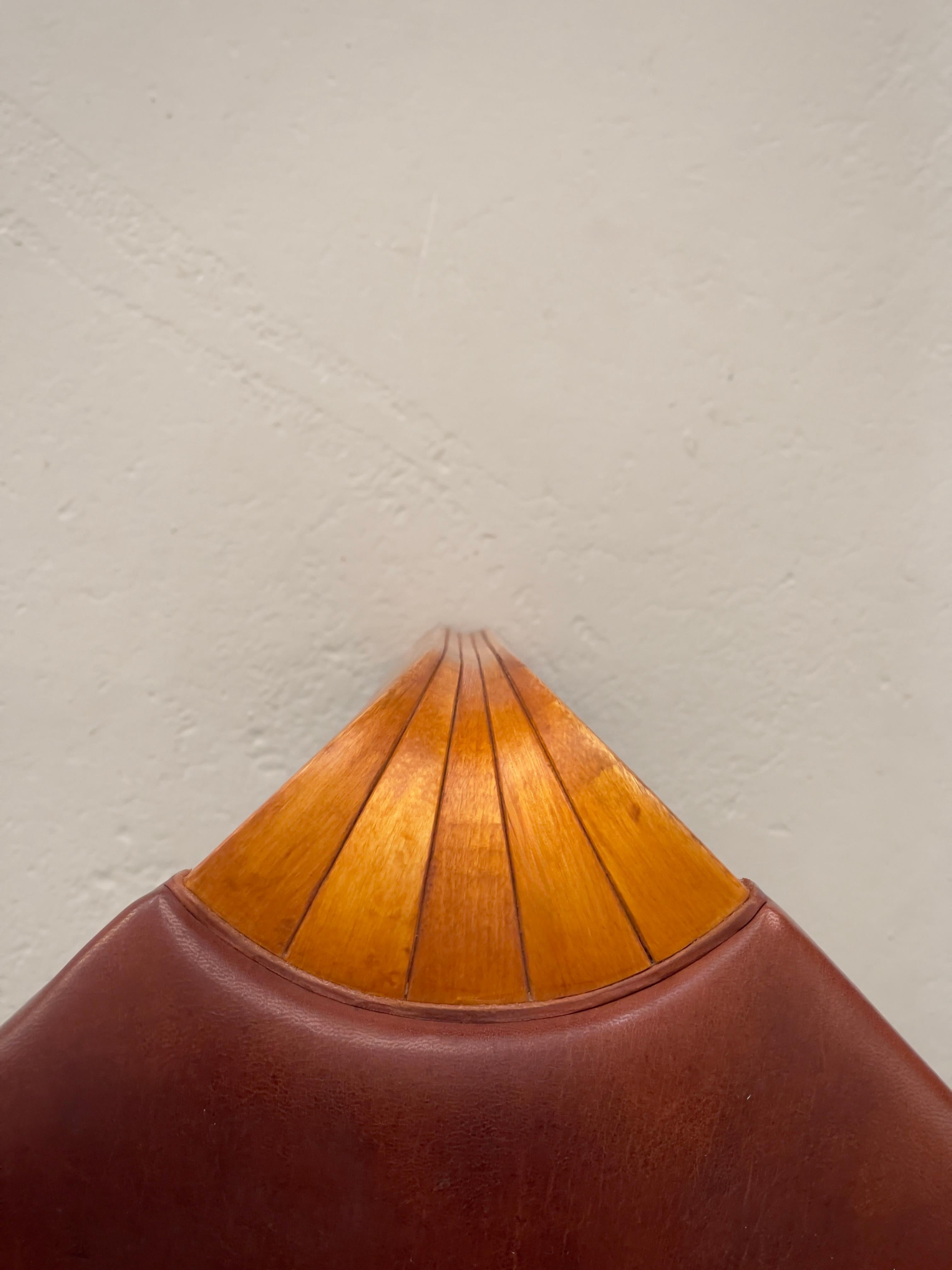 Taburete Alvar Aalto X602 de los años 50, de abedul patinado y cuero Níger. Por Artek Cuero en venta
