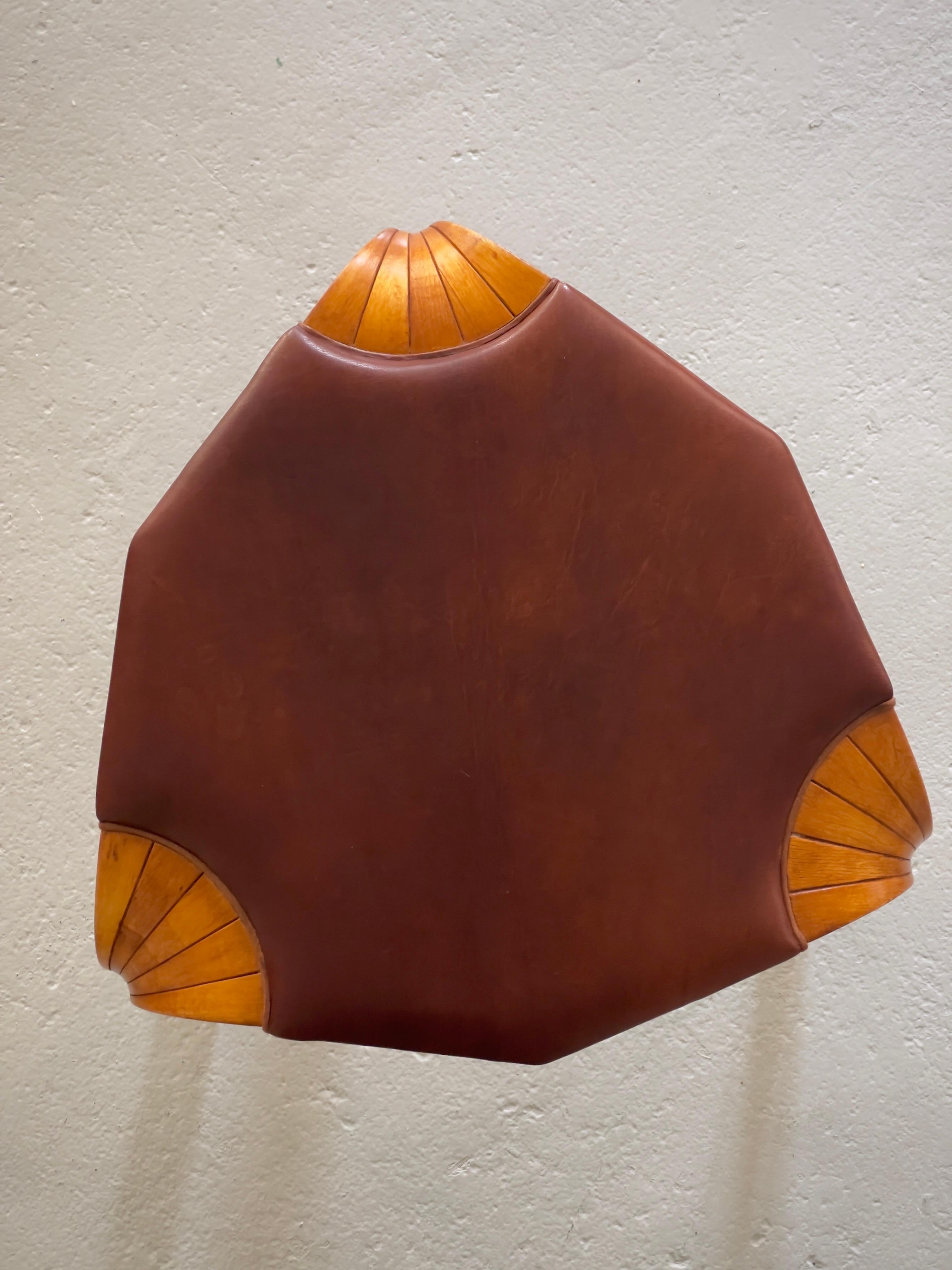 Taburete Alvar Aalto X602 de los años 50, de abedul patinado y cuero Níger. Por Artek en Bueno estado para la venta en København K, 84