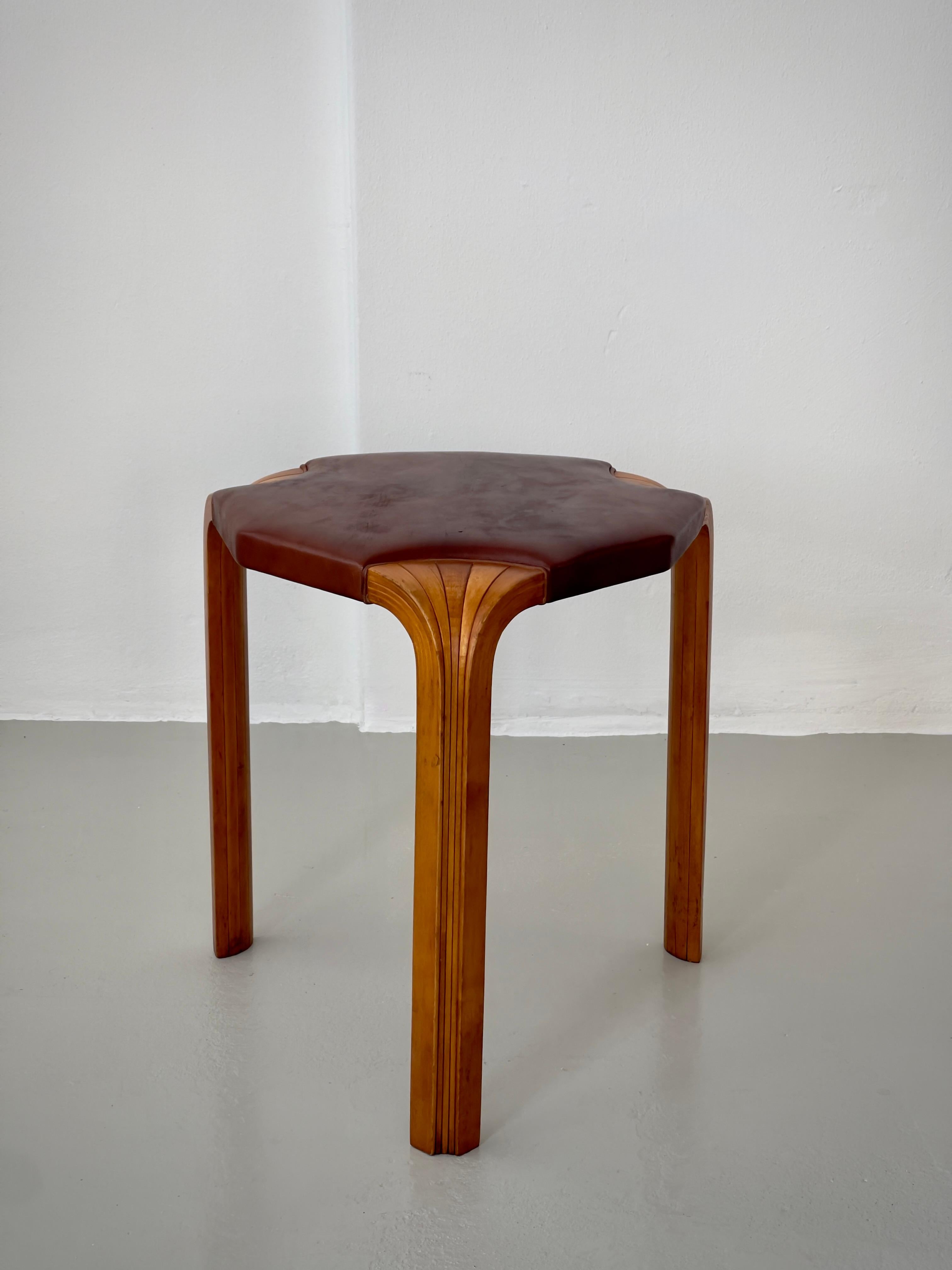 Taburete Alvar Aalto X602 de los años 50, de abedul patinado y cuero Níger. Por Artek en venta 1