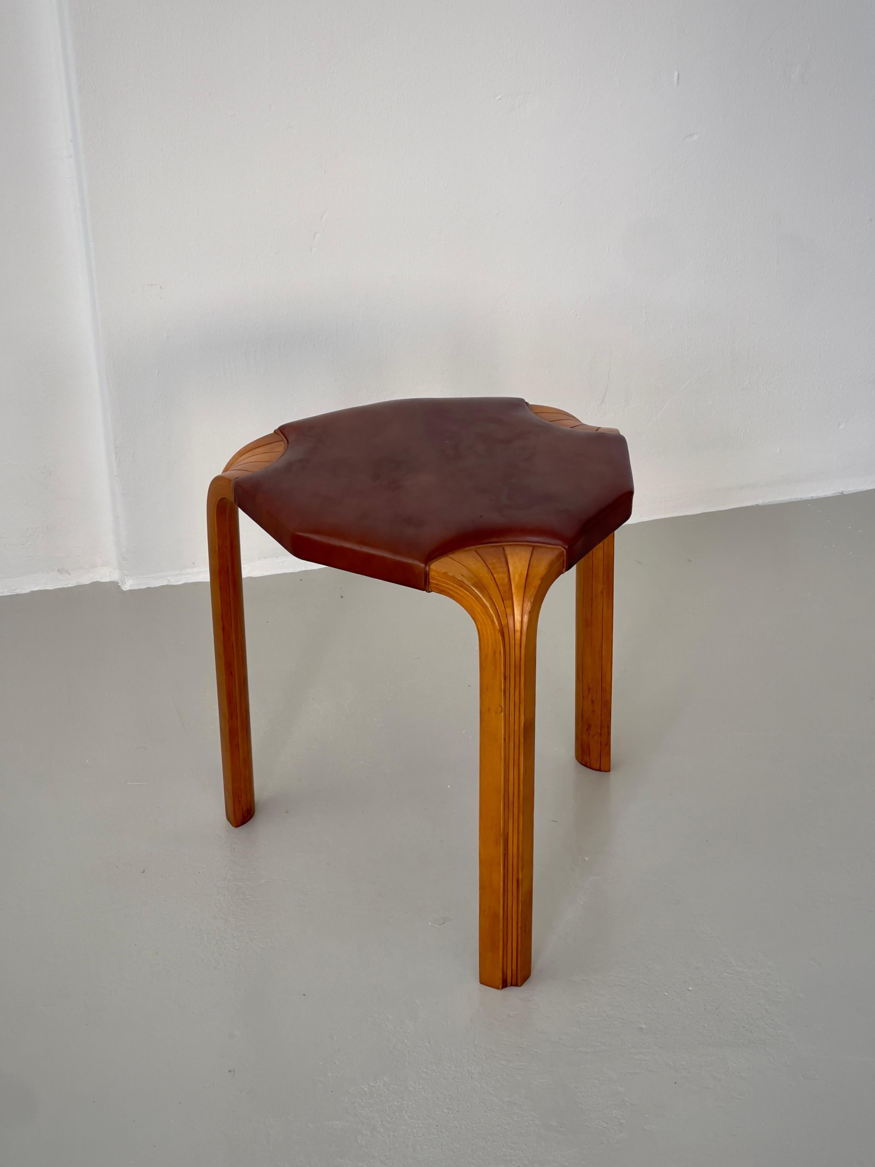Taburete Alvar Aalto X602 de los años 50, de abedul patinado y cuero Níger. Por Artek en venta 2