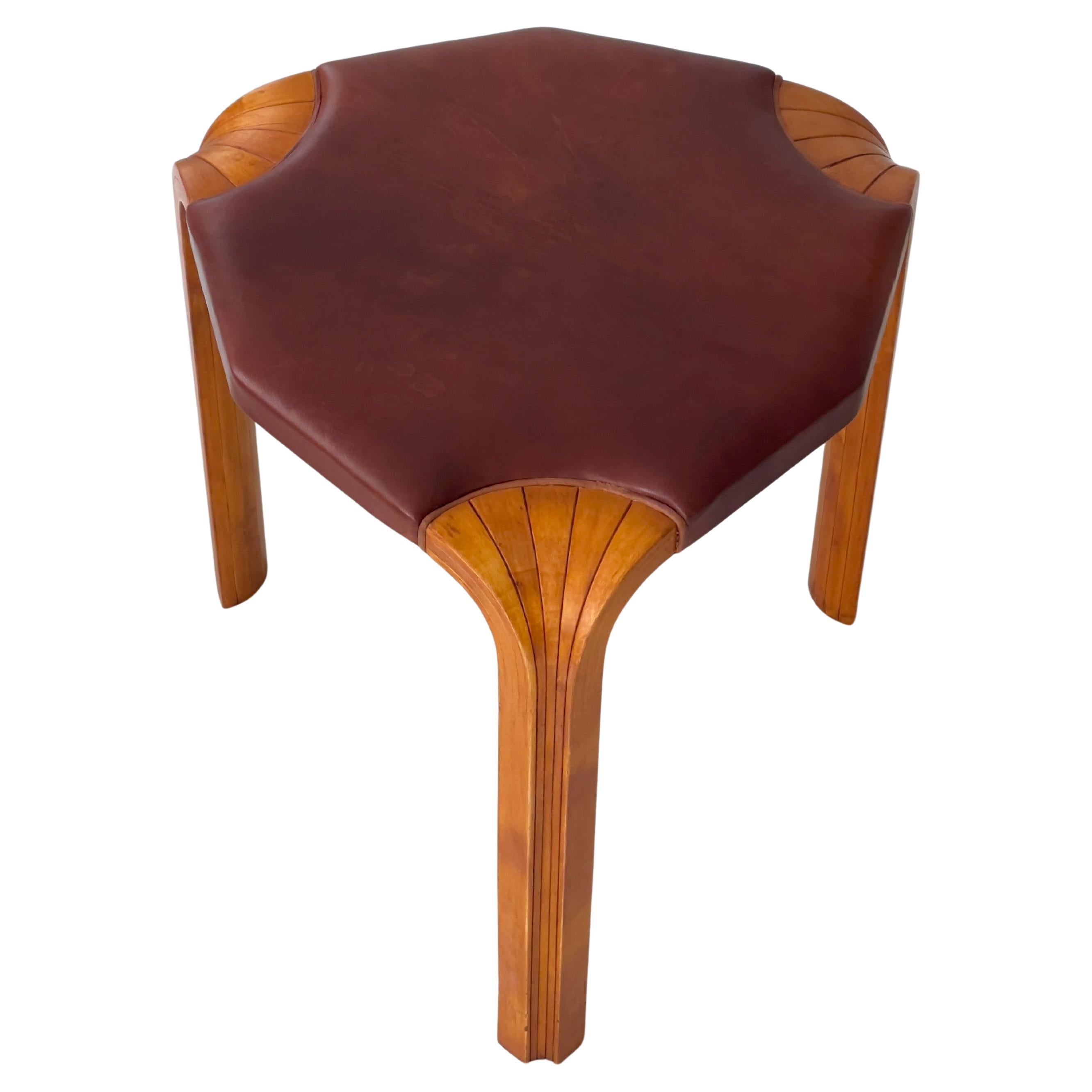 Alvar Aalto Hocker X602 aus den 1950er Jahren aus patinierter Birke und Nigerleder. Von Artek