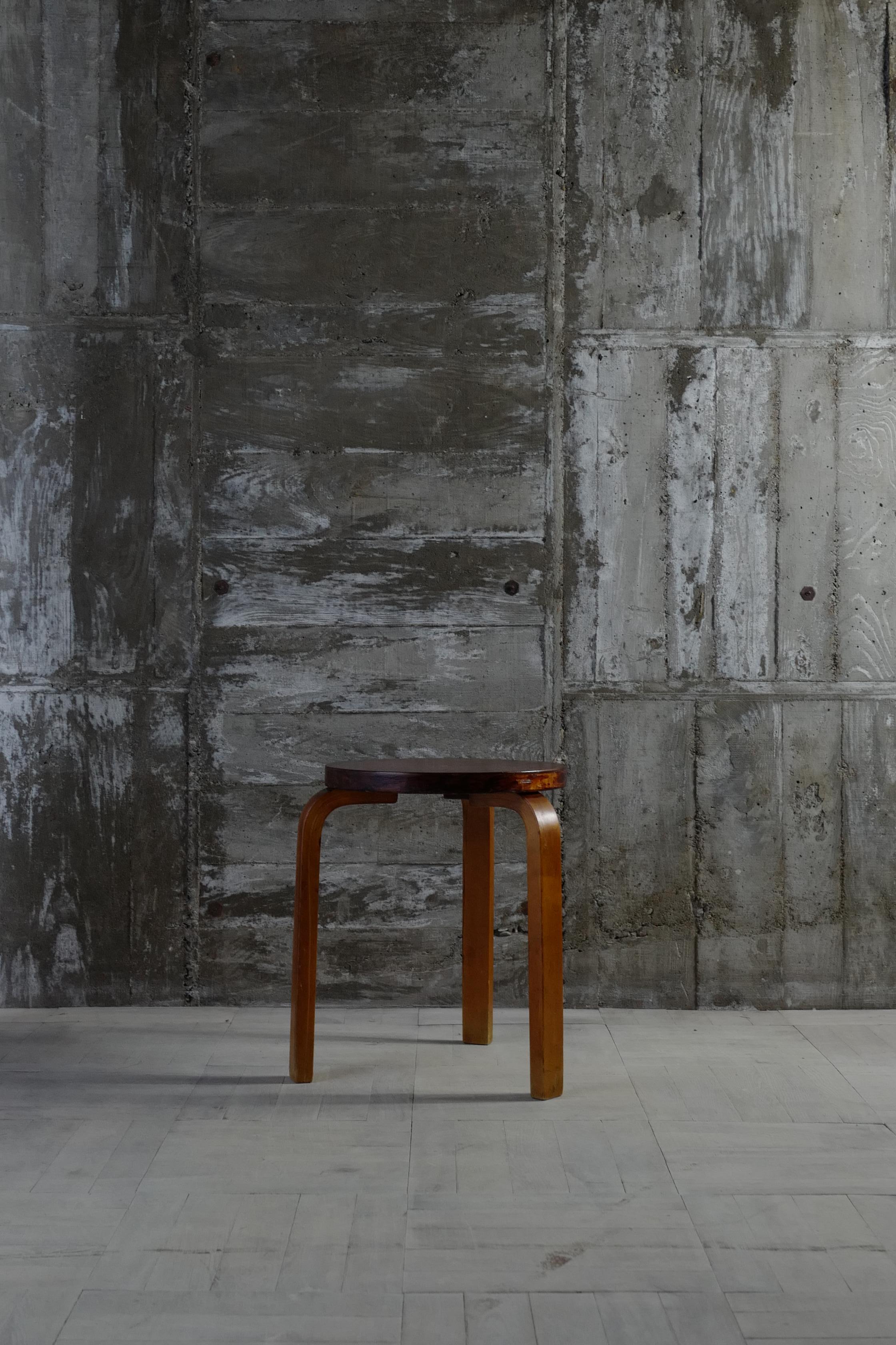 alvar aalto 30's finmar Karelian birch ,early model, very rear.
It is an individual that has been painted over.
There are no finmar tags left, but there are traces.

