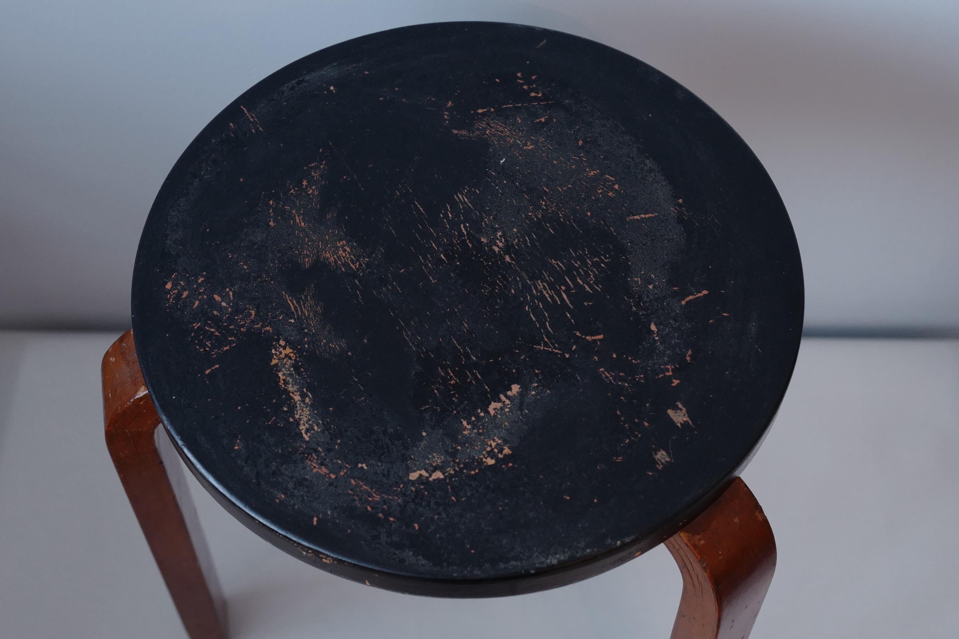 Moderne Alvar Aalto+Aalto tabouret60 Finmar 30's peint en noir en vente