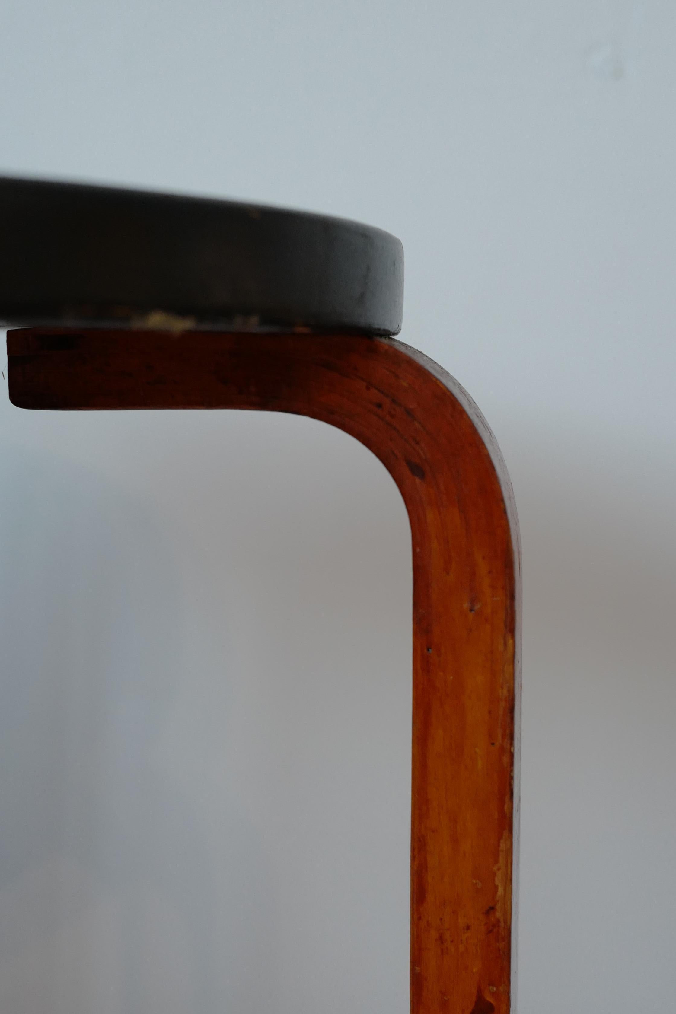 Milieu du XXe siècle Alvar Aalto+Aalto tabouret60 Finmar 30's peint en noir en vente