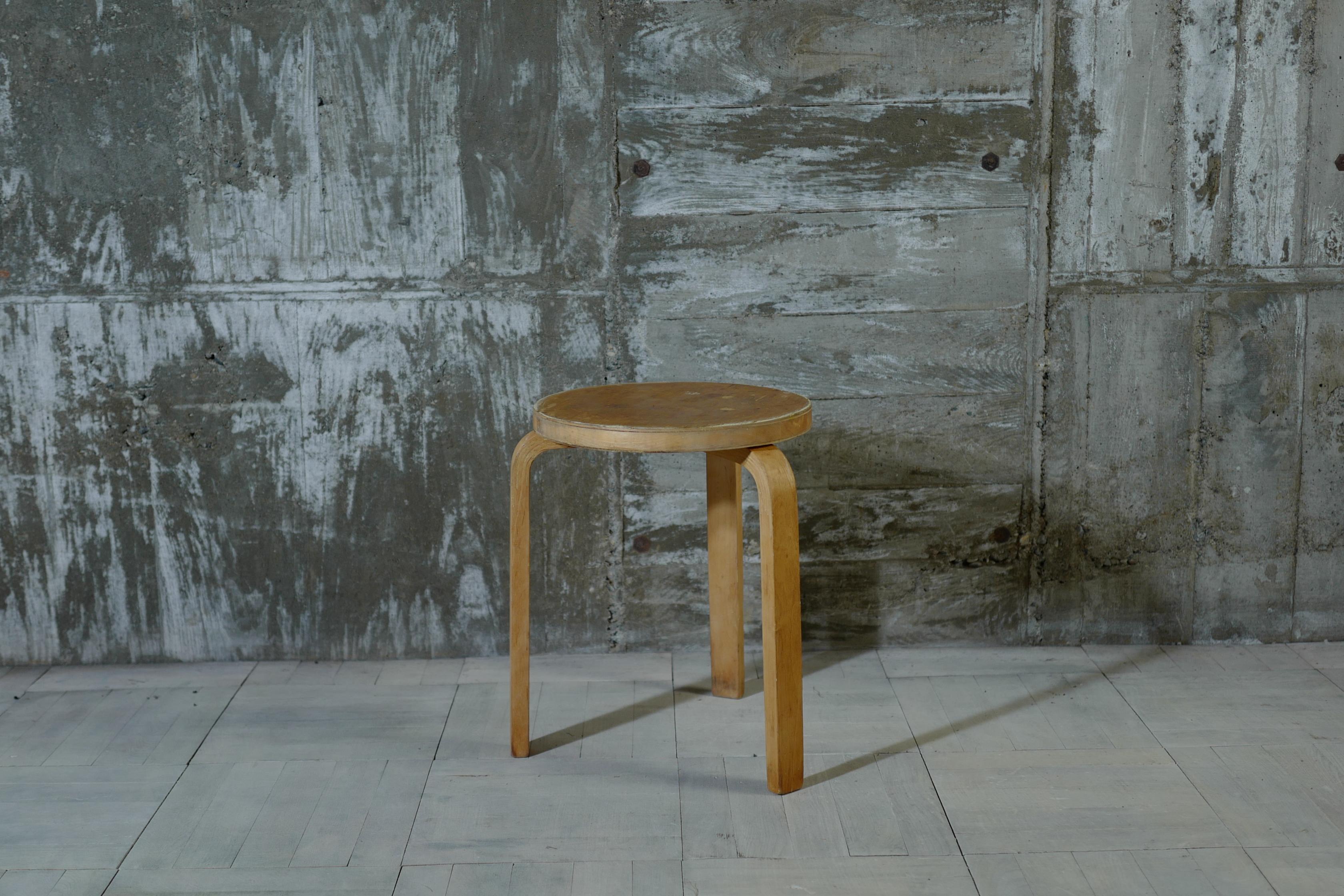 Designed by Alvar Aalto.
This stool60 was manufactured in the 1940s.
It is from the era when it was manufactured in Hedemora, Sweden.