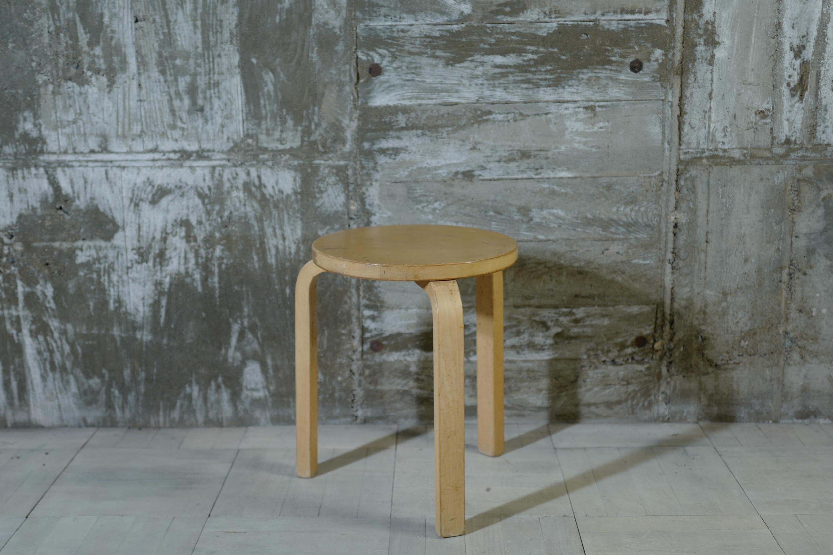 Designed by Alvar Aalto.
This stool60 was manufactured in the 1950s.
There is some damage to the seat.