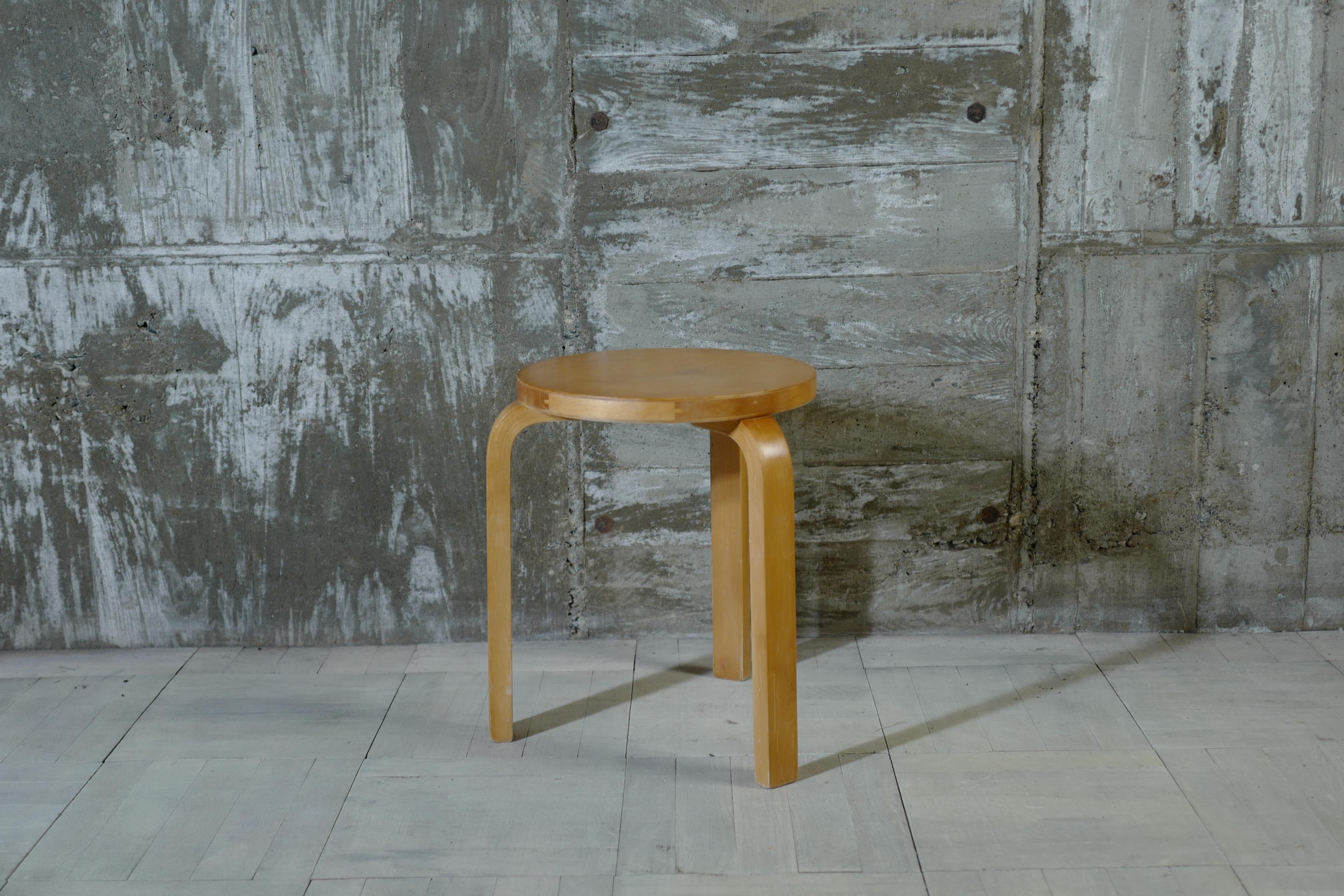 Designed by Alvar Aalto.
This stool60 was manufactured in the 1950s.
