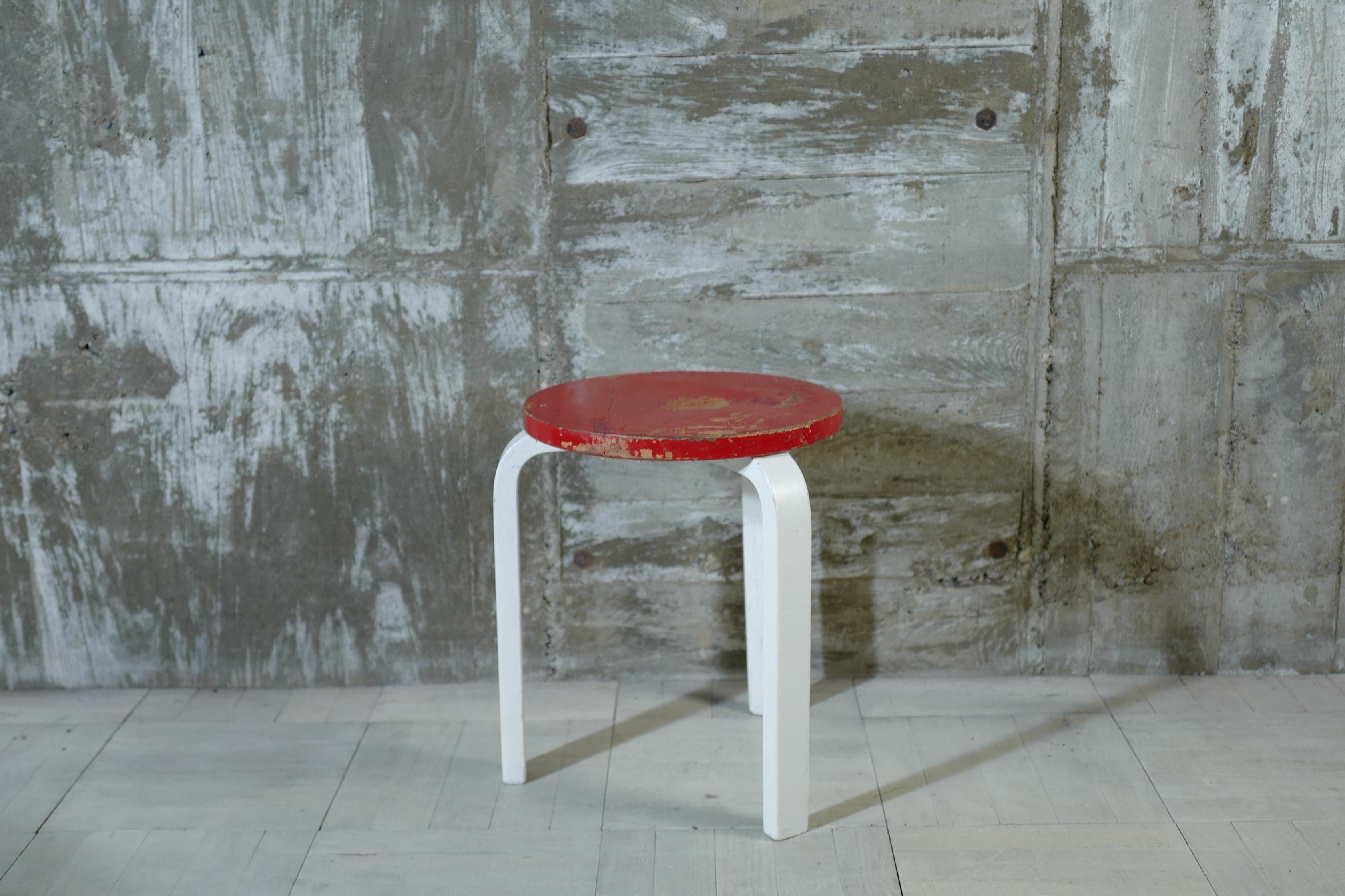 Designed by Alvar Aalto.
This stool 60 was manufactured in the 1930's.
This stool is painted red and white.
There is some peeling and damage in the paint here and there, but it is a cool looking individual.