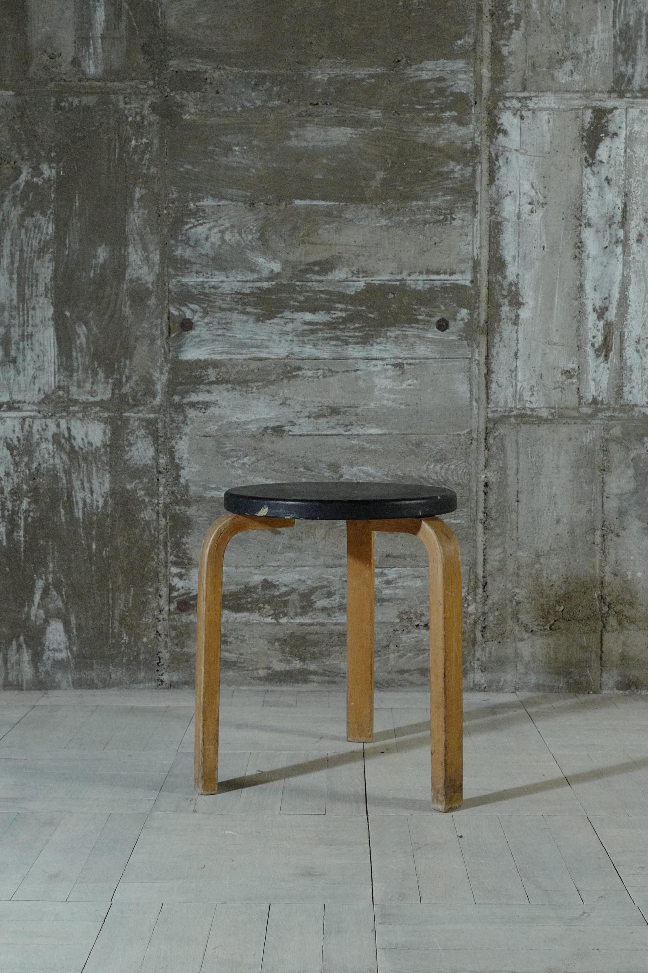 Designed by Alvar Aalto.
This stool 60 was manufactured in the 1950's.
The seat is covered with vinyl leather.
The condition of the vinyl leather is not torn, but there are some stains.
A stool with a nice atmosphere.