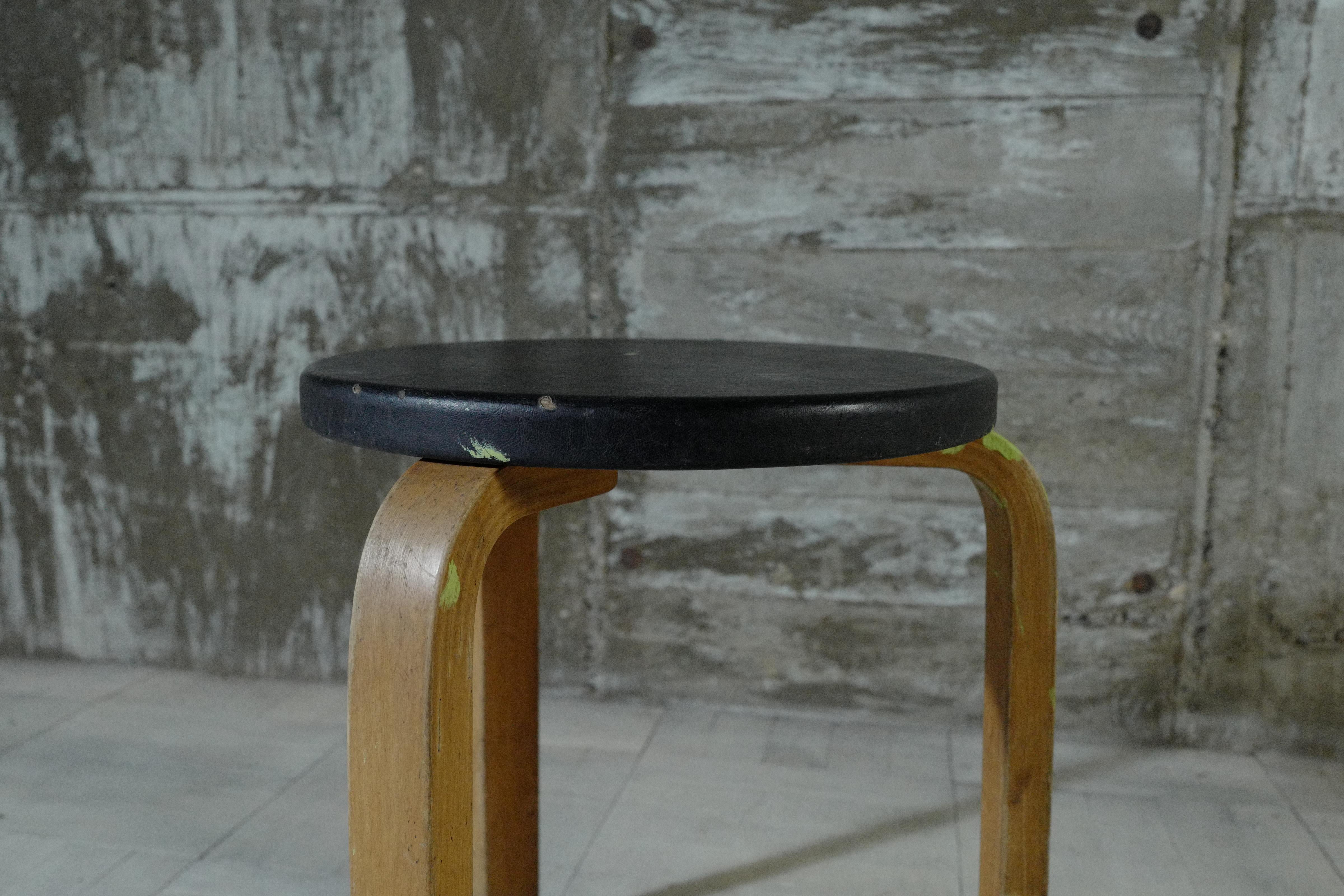 alvar aalto stool60 vinyl leather black 1950's In Good Condition For Sale In 東御市, JP