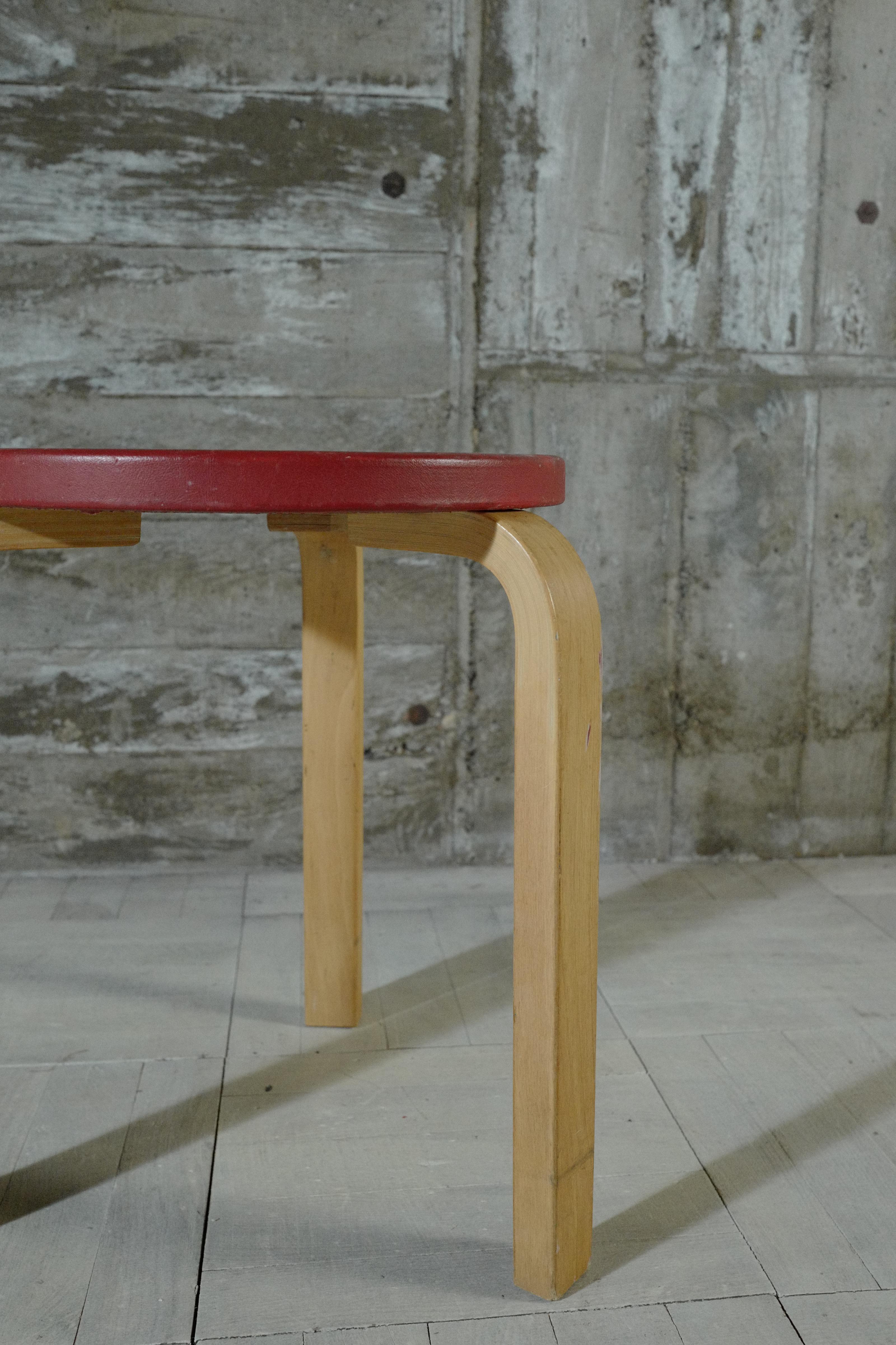 alvar aalto stool60 vinyl leather red 1950's For Sale 2