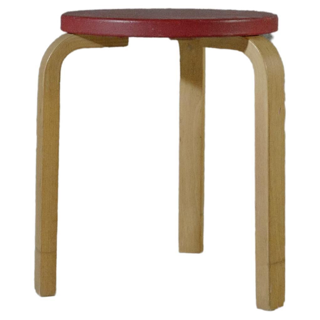Designed by Alvar Aalto.
This stool 60 was manufactured in the 1950's.
The seat is covered with vinyl leather.
The condition of the vinyl leather is not torn, but there are some stains.
This is a crack on the tip of the leg.
A stool with a nice