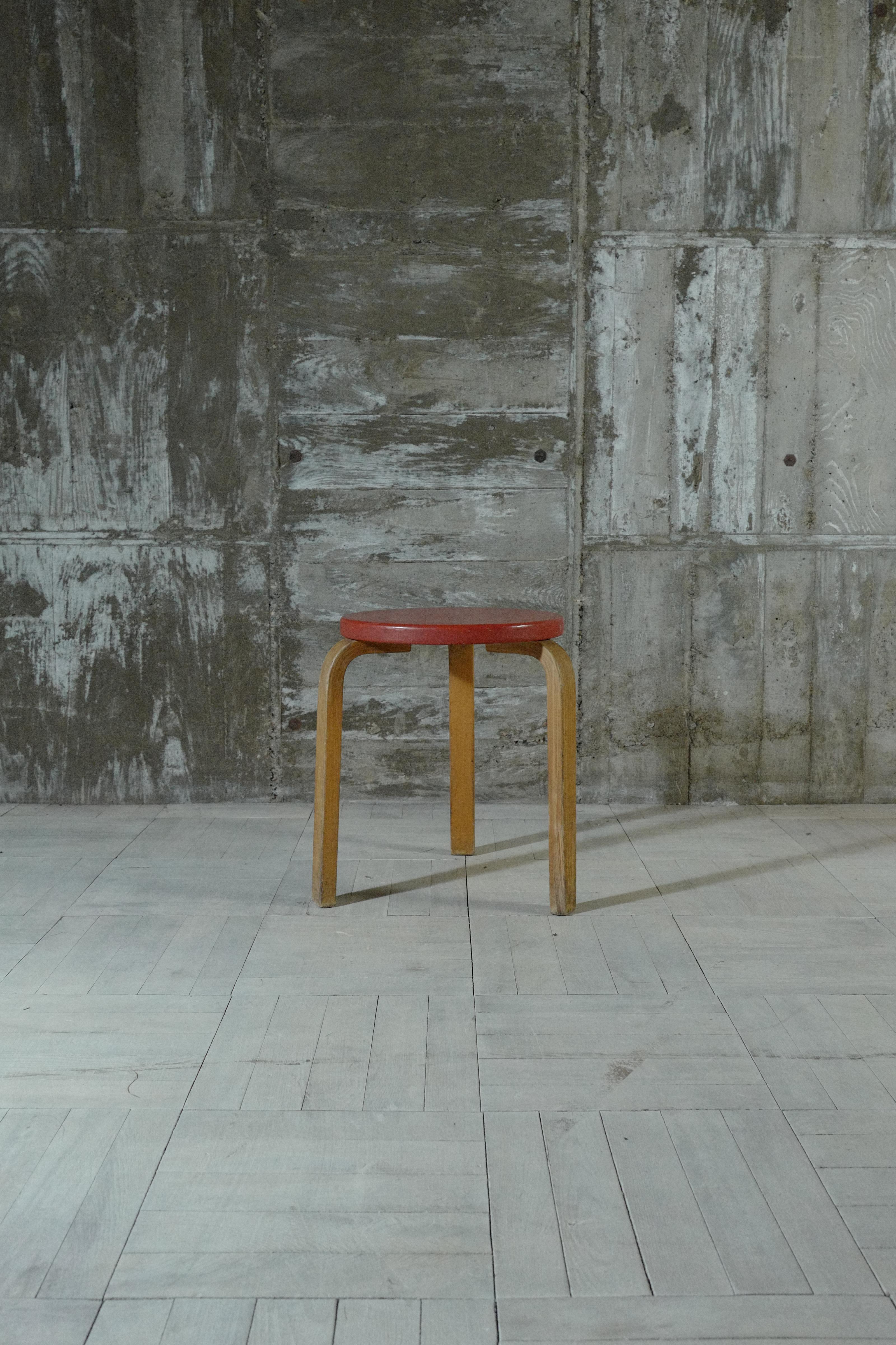 Designed by Alvar Aalto.
This stool 60 was manufactured in the 1950's.
The seat is covered with vinyl leather.
The condition of the vinyl leather is not torn, but there are some stains.
There are some chips and cracks on the legs.
A stool with a
