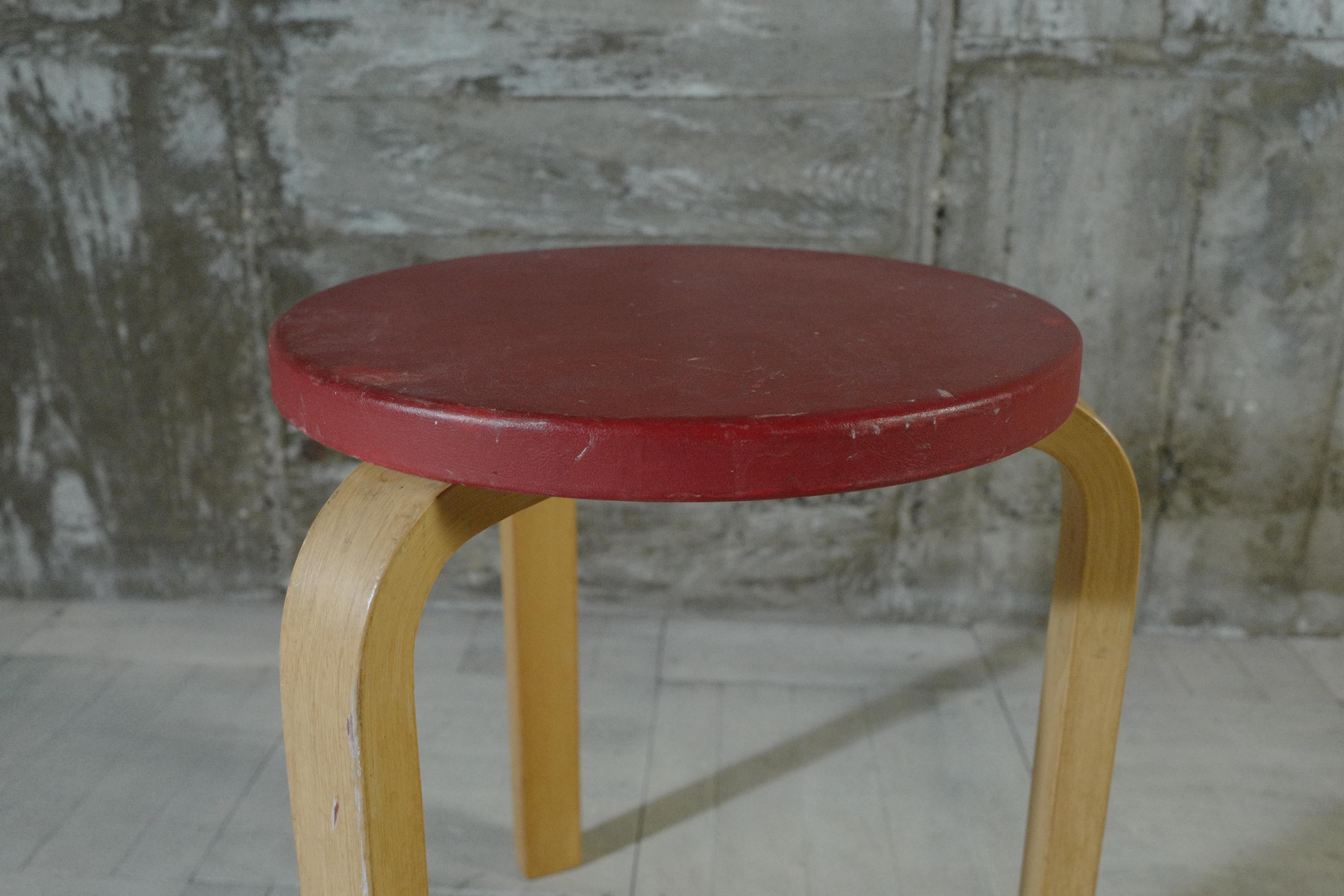 Finnish alvar aalto stool60 vinyl leather red 1950's For Sale