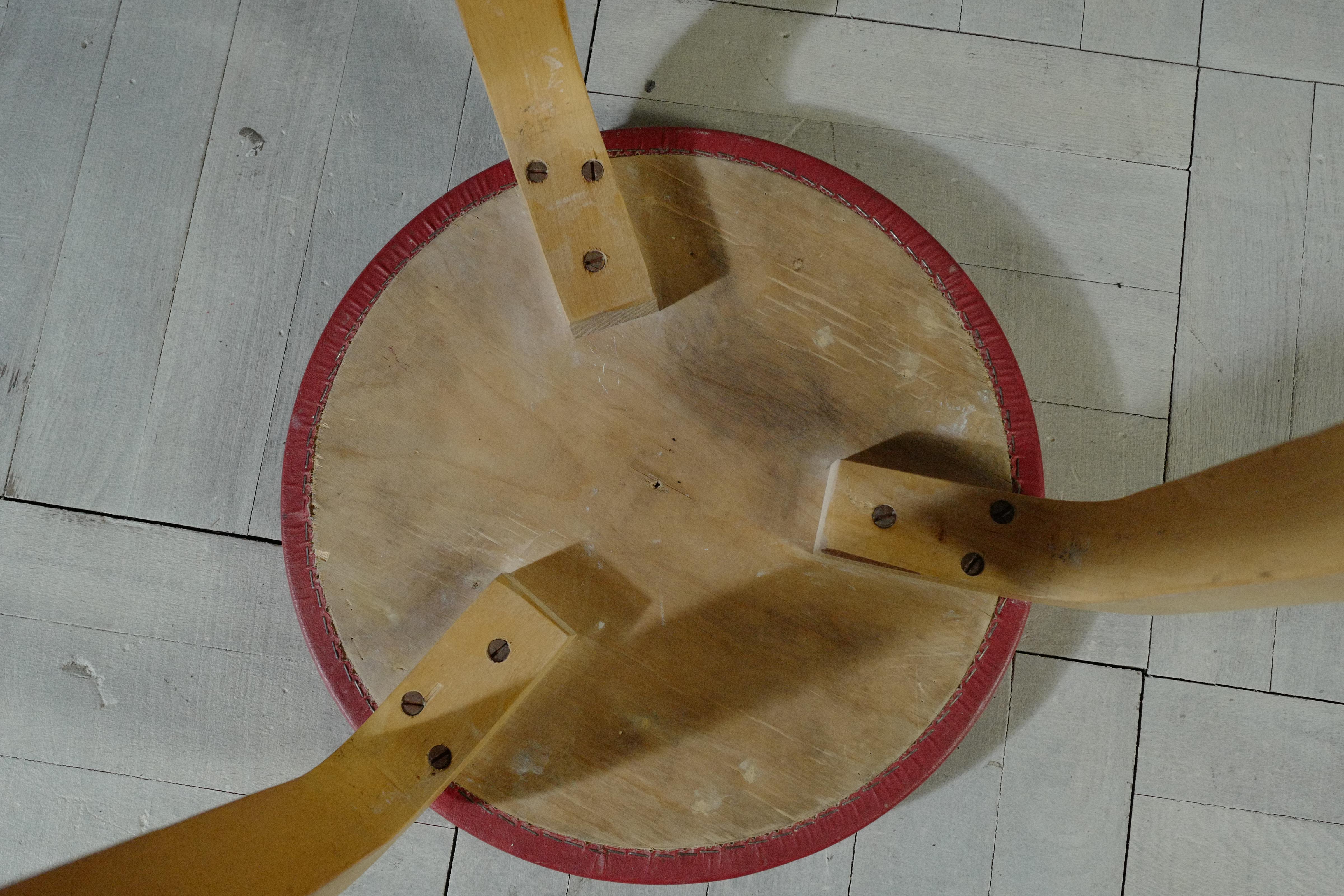 Woodwork alvar aalto stool60 vinyl leather red 1950's For Sale