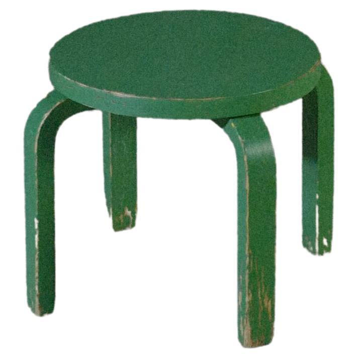 Conçu par Alvar Aalto.
Cette chaise 69 a été fabriquée dans les années 1950.
Il y a des traces de surpeinture
Le pied de la chaise est un peu endommagé, mais il n'y a pas de problème pour l'utiliser.

P060115