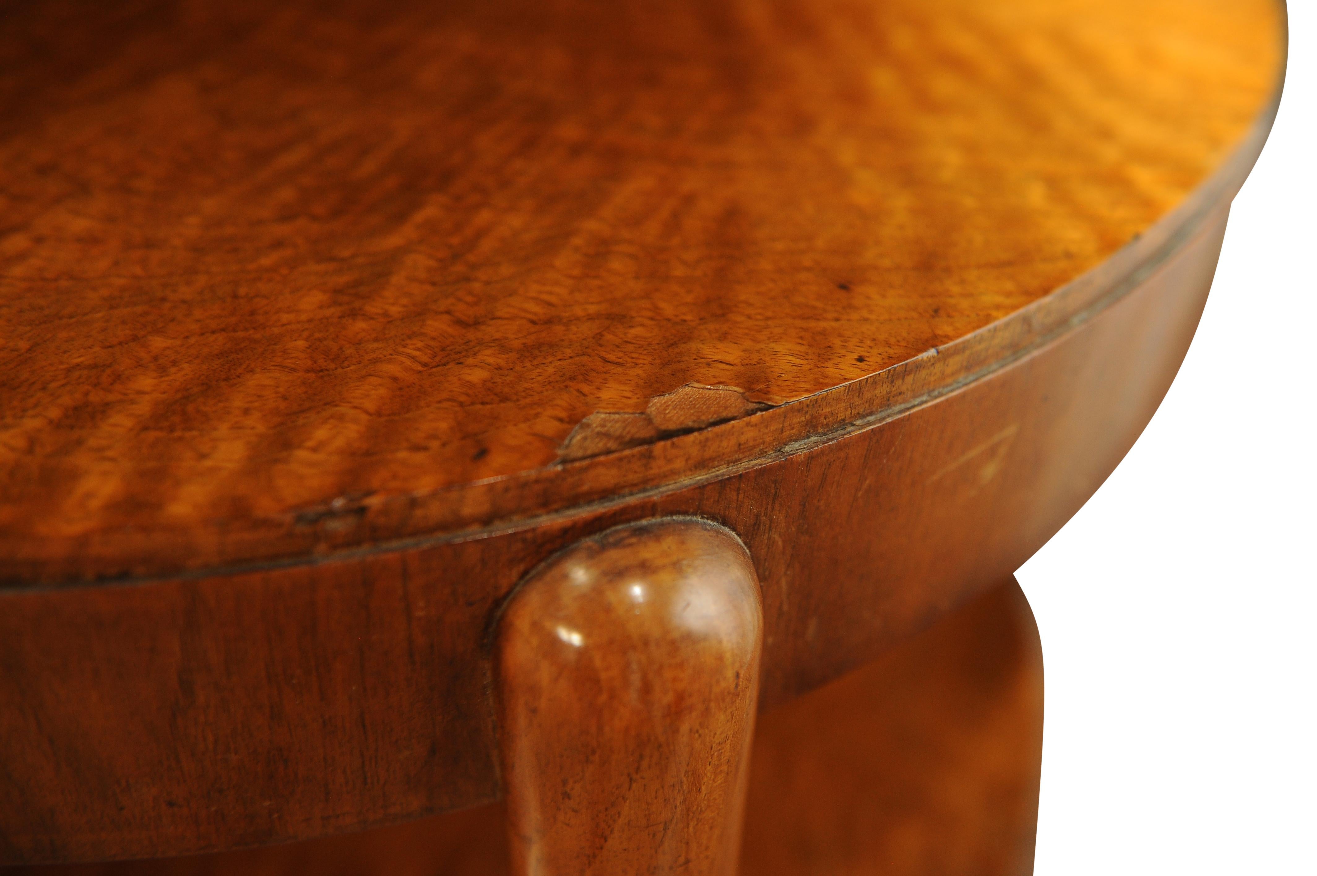 Alvar Aalto Style 1930s Art Deco Walnut Circular Cocktail Table with Shelf In Good Condition For Sale In High Wycombe, Buckinghamshire