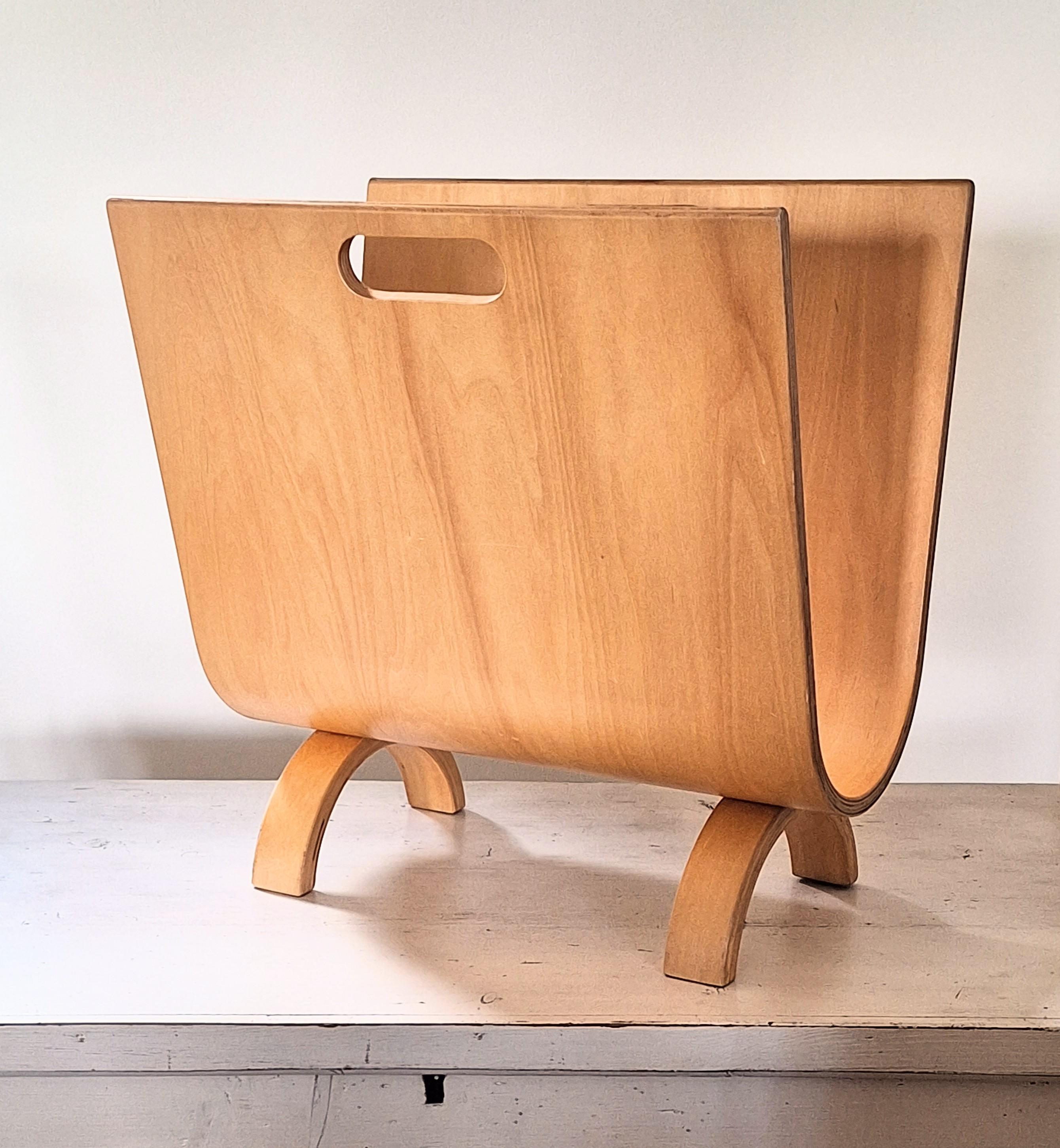 Lovely vintage birch bentwood magazine rack in the style of Alvar Aalto and Marcel Breuer's bentwood furniture.
Featuring clean modernist U-shaped design and constructed from a single bent piece of birch plywood, with cut out handles and standing on