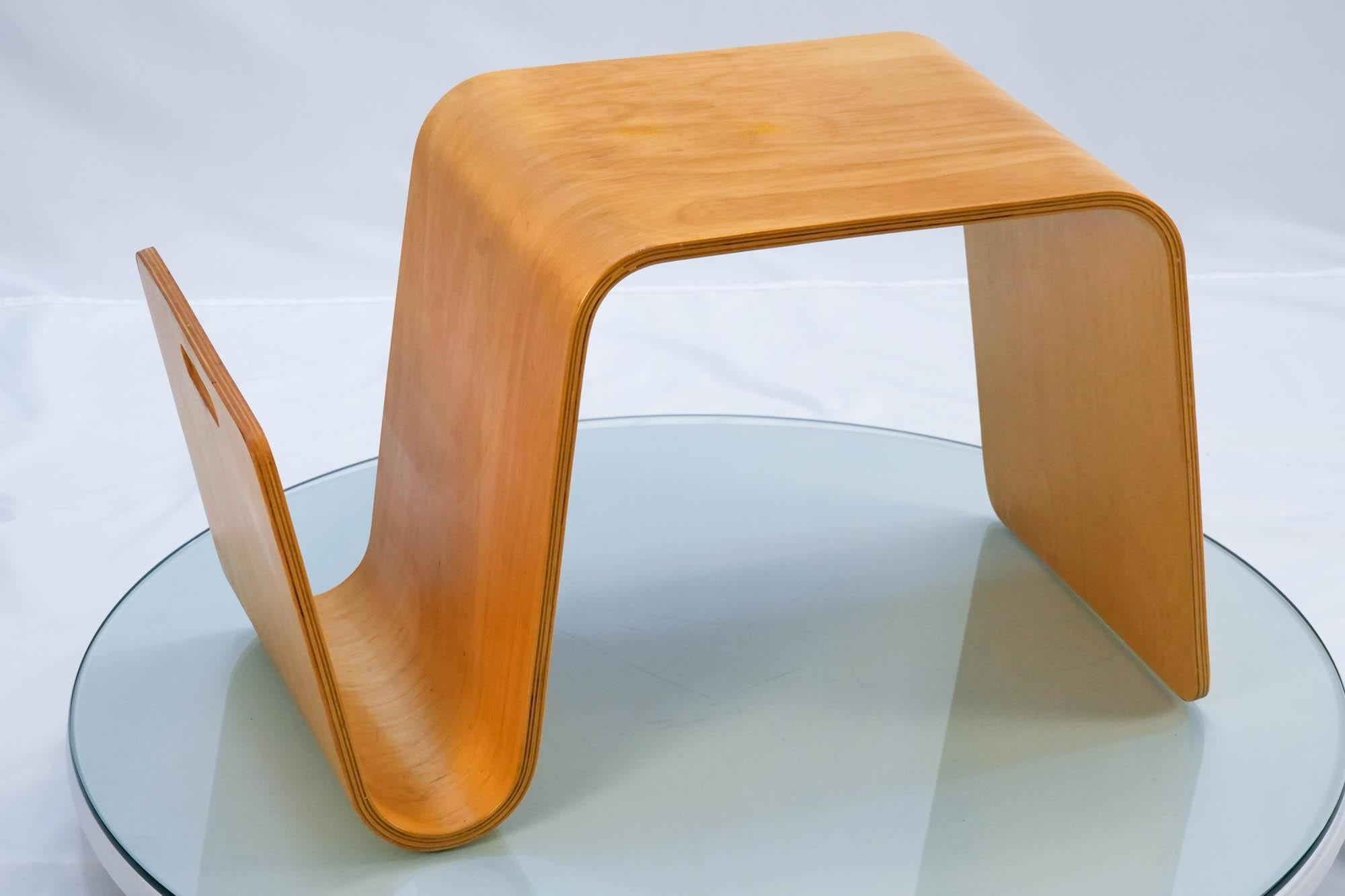 Paire de tables d'appoint danoises en bois cintré de style Alvar Aalto avec porte-revues en vente 2