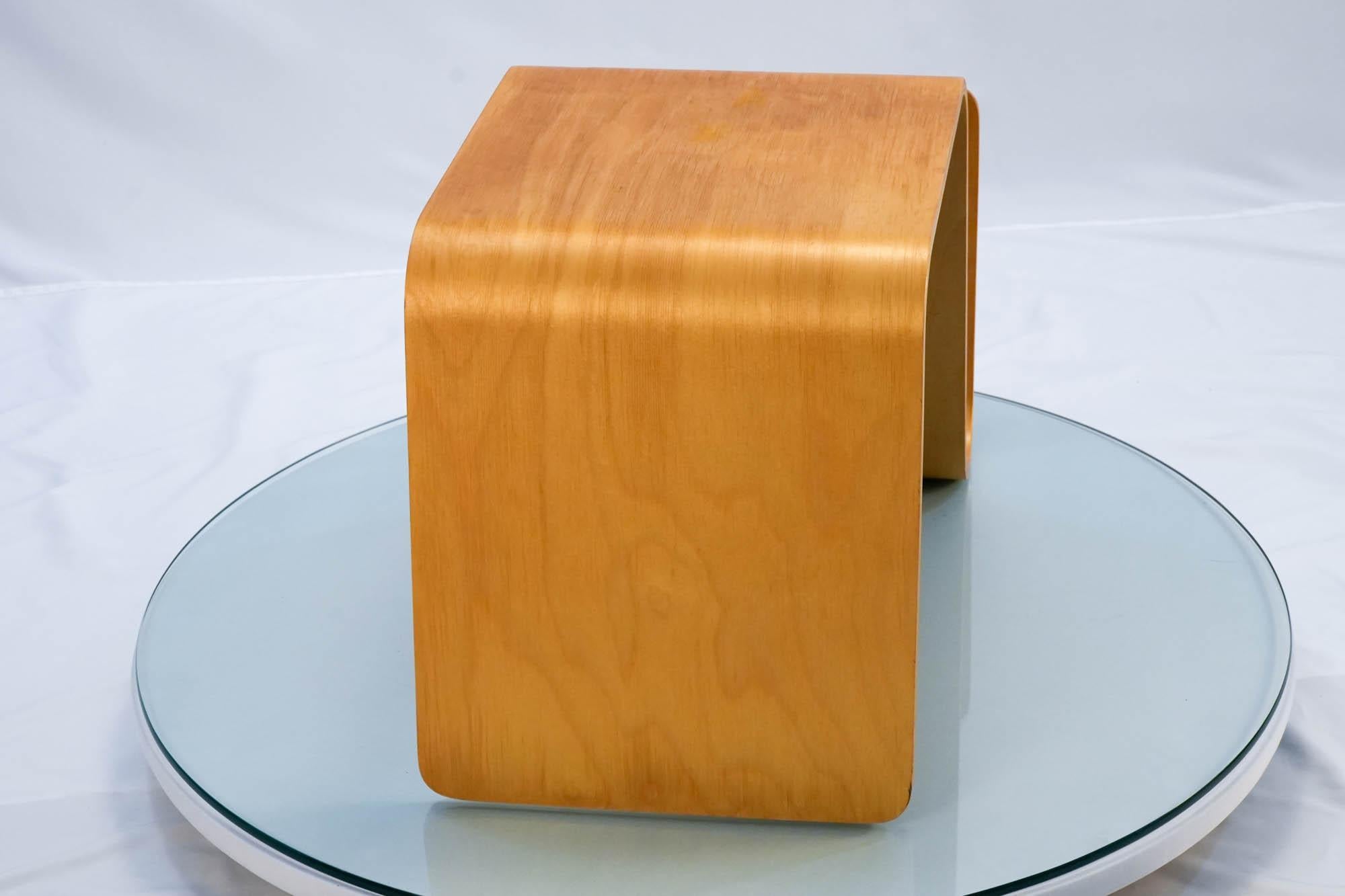 Paire de tables d'appoint danoises en bois cintré de style Alvar Aalto avec porte-revues en vente 3