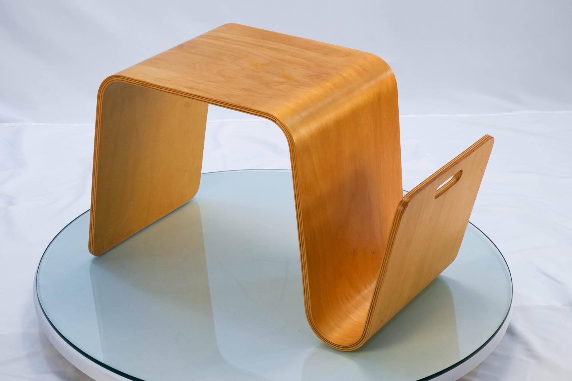 Paire de tables d'appoint danoises en bois cintré de style Alvar Aalto avec porte-revues en vente 4