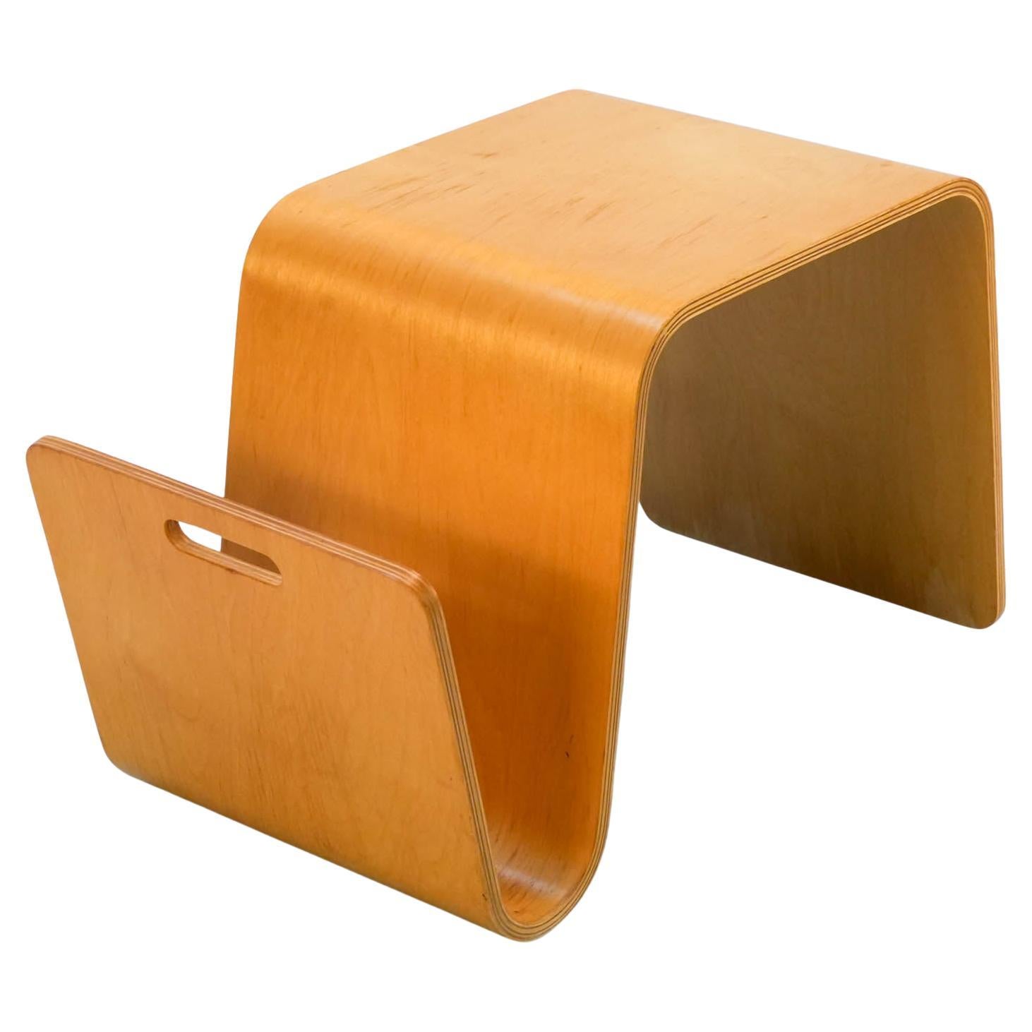 Adoptez l'essence du modernisme scandinave avec cette superbe paire de tables d'appoint/bancs en bois courbé danois de style Alvar Aalto. Offrant un mélange parfait de modernité du milieu du siècle et d'attrait vintage. Fabriquées de manière experte