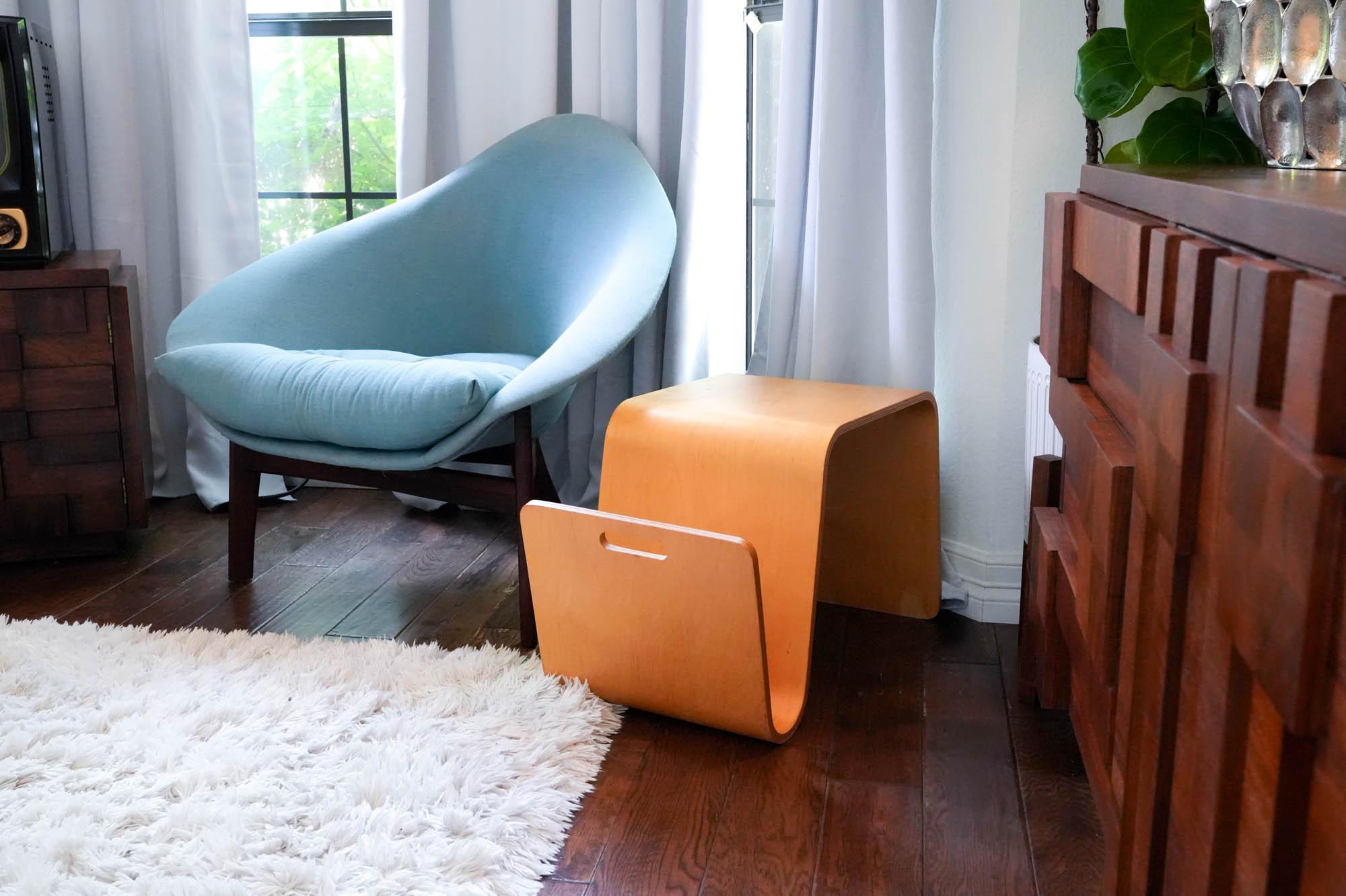 Mid-Century Modern Paire de tables d'appoint danoises en bois cintré de style Alvar Aalto avec porte-revues en vente